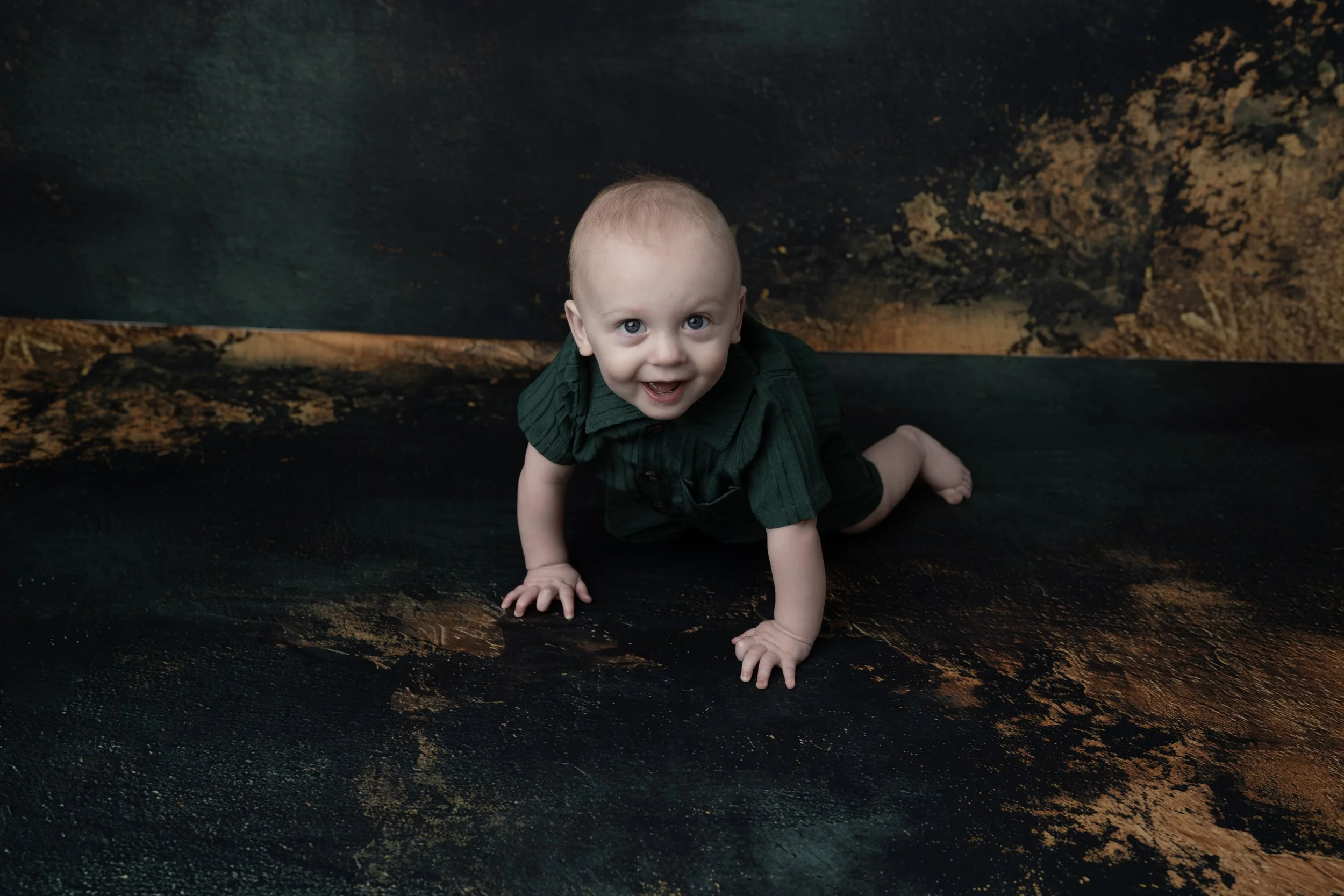 Celebrate your little one’s first birthday with a one year photoshoot in Heart to Heart Photography's Niagara Studio. Choose from a wide variety of themes, backdrops, and outfits, plus enjoy a fun Smash & Splash and optional family photos.
