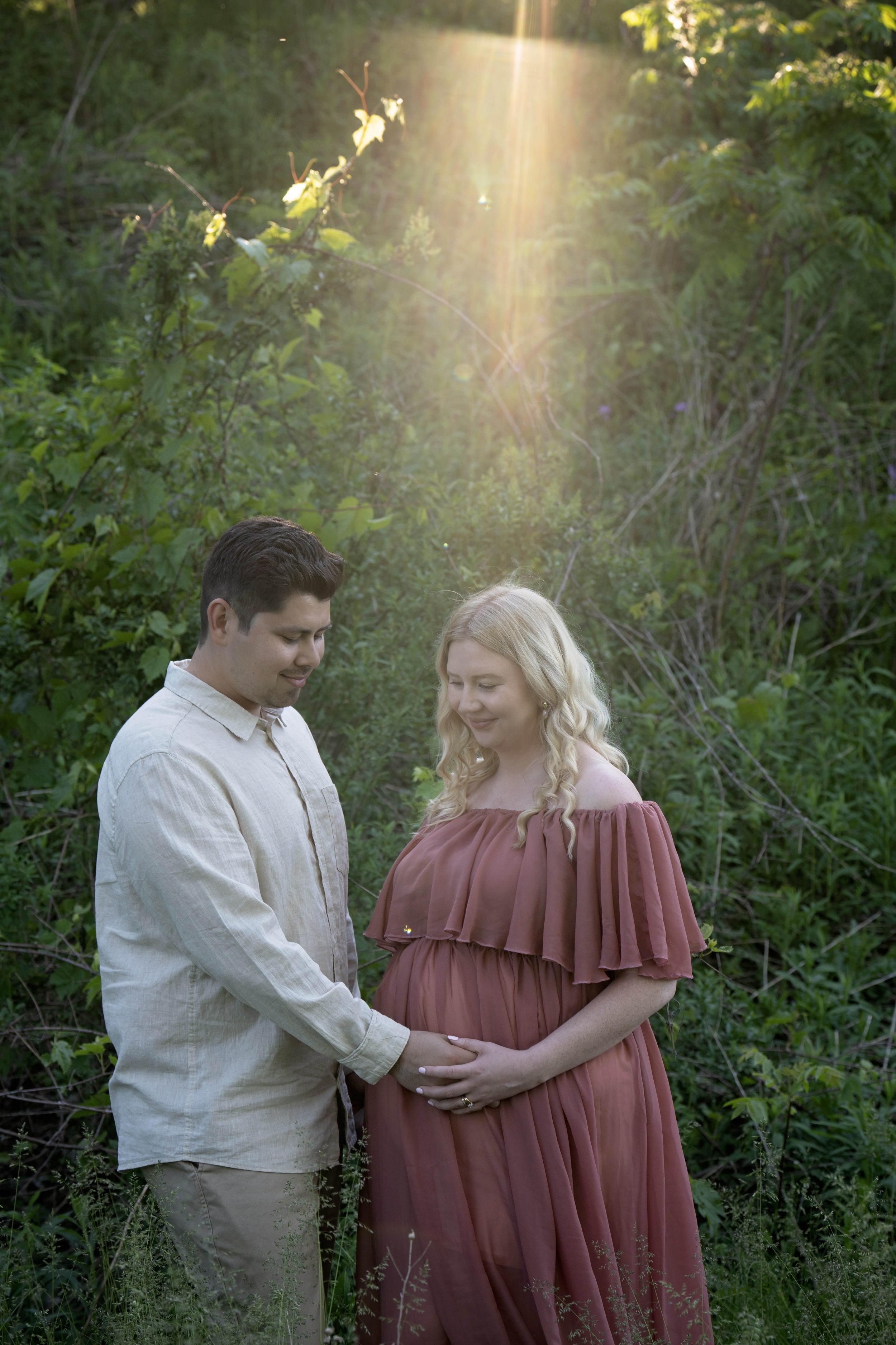 Beautiful outdoor maternity photos capturing the joy and connection of pregnancy in a natural, timeless setting. A relaxed maternity photography session in Niagara, Ontario, filled with soft light, genuine moments, and memories to cherish.