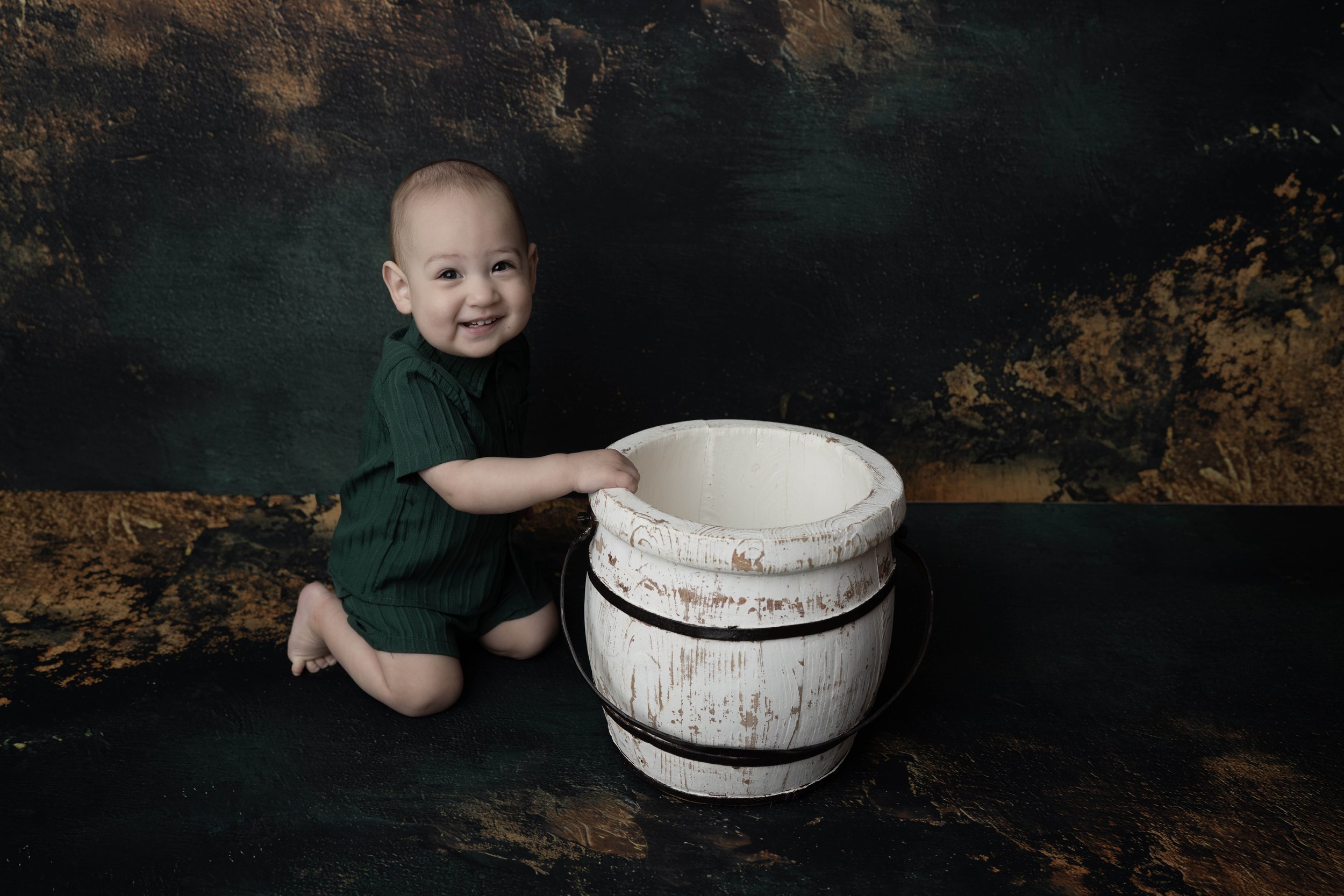 Celebrate your little one’s first birthday with a one year photoshoot in Heart to Heart Photography's Niagara Studio. Choose from a wide variety of themes, backdrops, and outfits, plus enjoy a fun Smash & Splash and optional family photos.