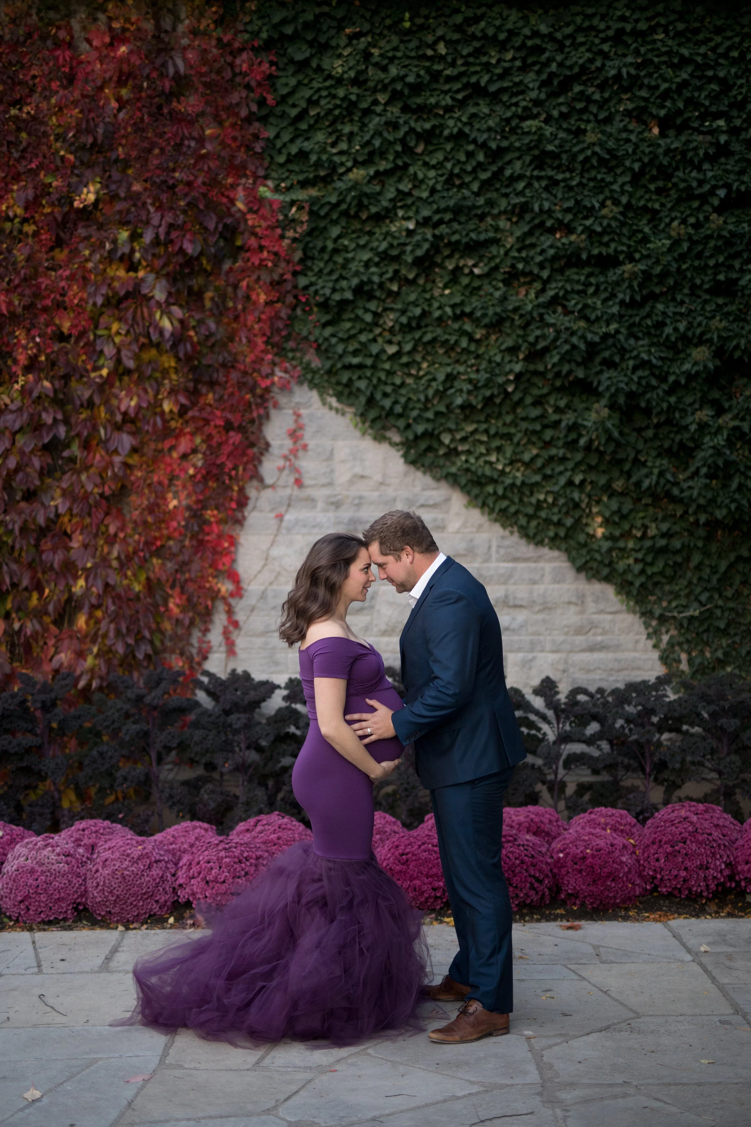 Beautiful outdoor maternity photos capturing the joy and connection of pregnancy in a natural, timeless setting. A relaxed maternity photography session in Niagara, Ontario, filled with soft light, genuine moments, and memories to cherish.