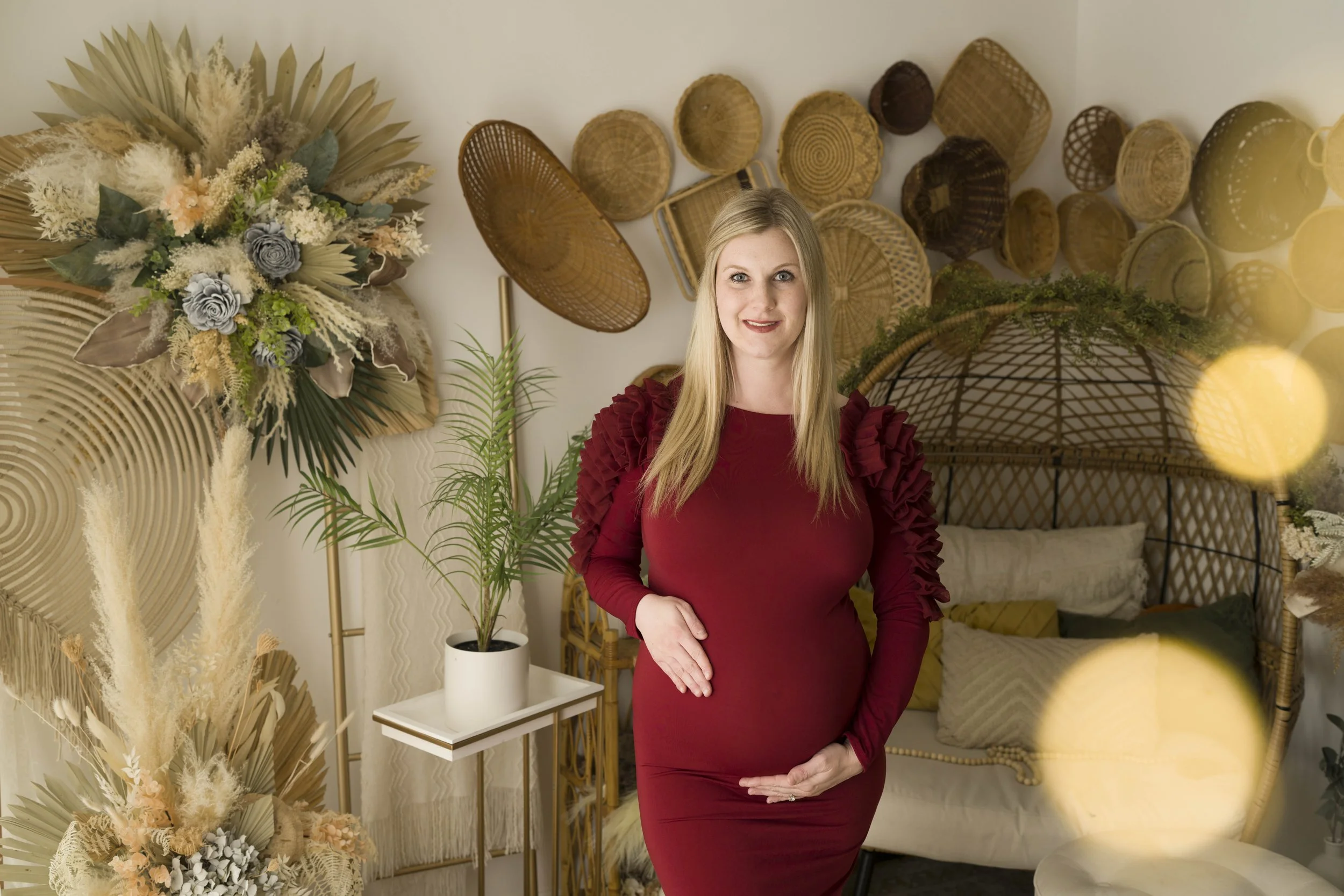 Capture the beauty of motherhood with our maternity photography. Choose outdoor or studio sessions, with partner and children welcome. Enjoy access to our client closet featuring stunning dresses, fabrics, backdrops, and accessories for a variety of 