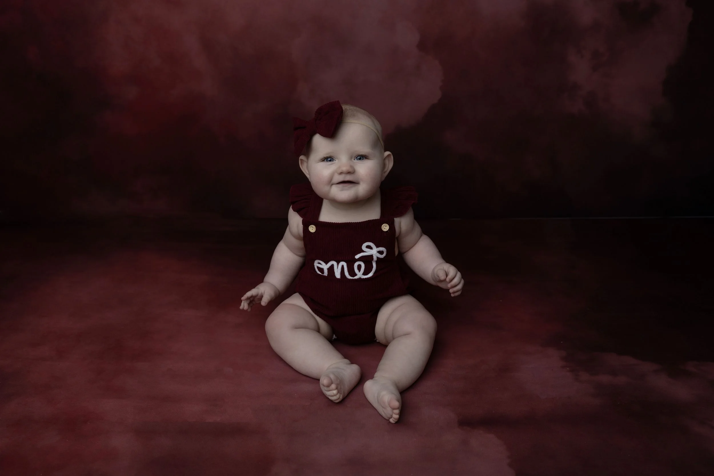 Celebrate your little one’s first birthday with a one year photoshoot in Heart to Heart Photography's Niagara Studio. Choose from a wide variety of themes, backdrops, and outfits, plus enjoy a fun Smash & Splash and optional family photos.