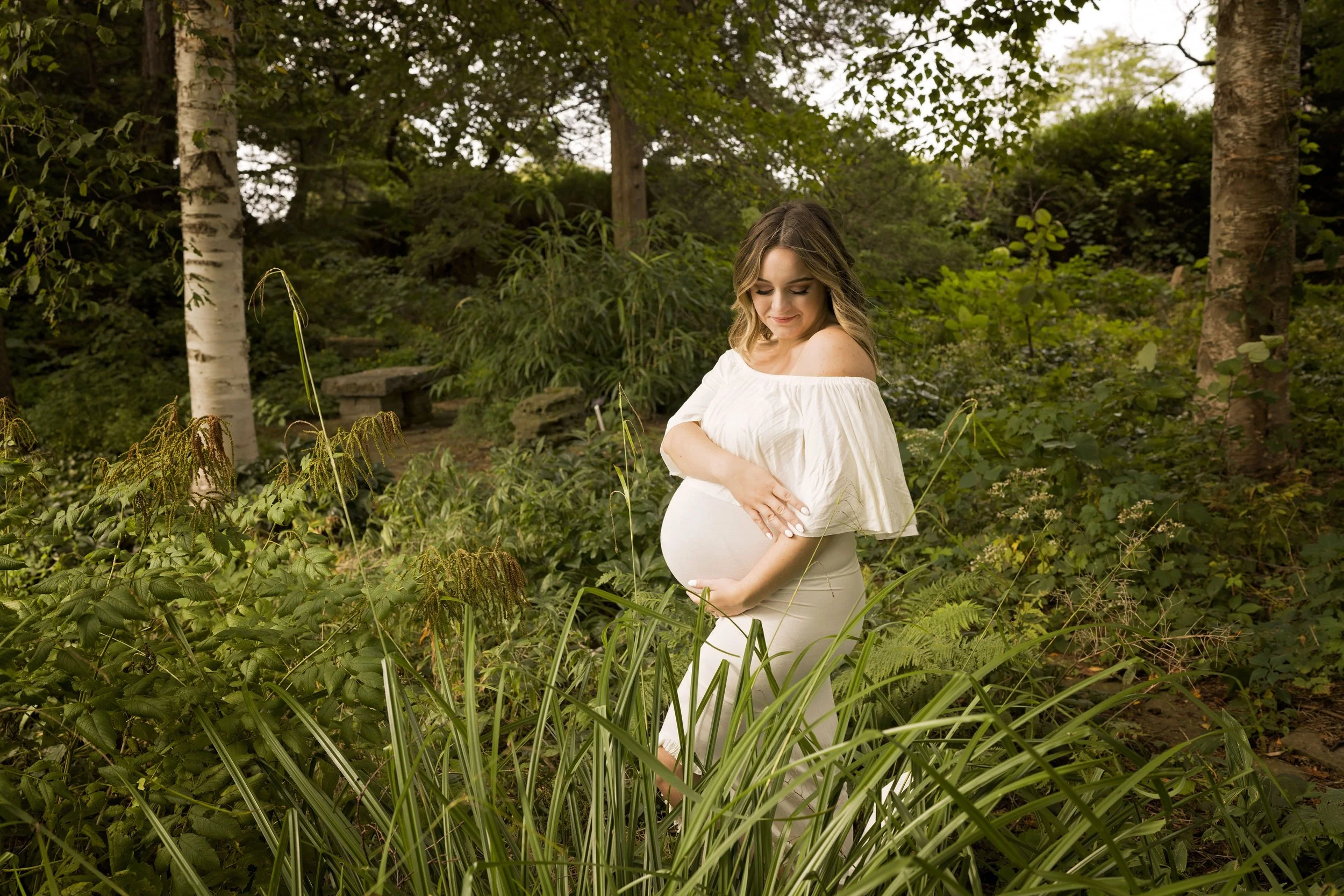 Beautiful outdoor maternity photos capturing the joy and connection of pregnancy in a natural, timeless setting. A relaxed maternity photography session in Niagara, Ontario, filled with soft light, genuine moments, and memories to cherish.