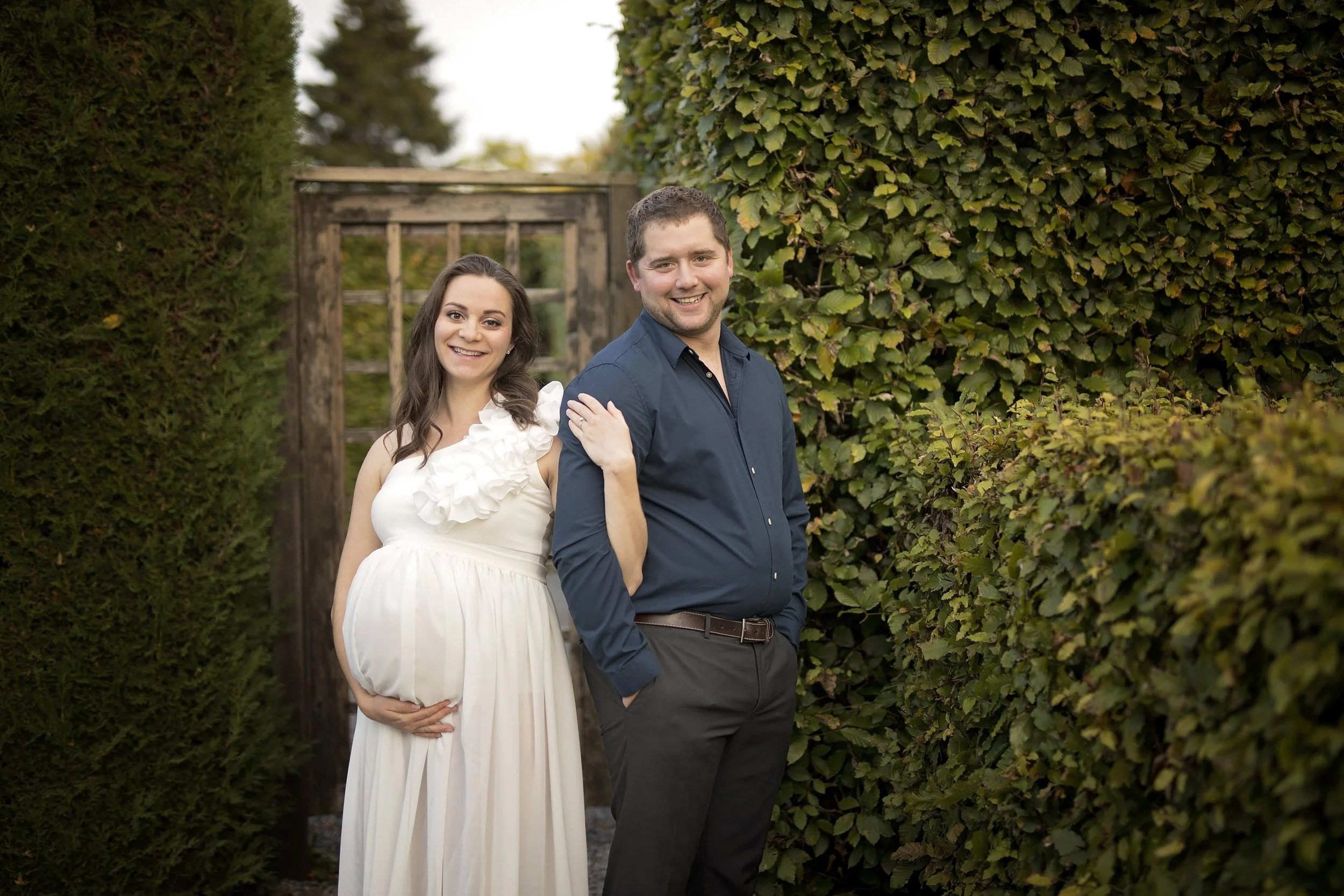 Beautiful outdoor maternity photos capturing the joy and connection of pregnancy in a natural, timeless setting. A relaxed maternity photography session in Niagara, Ontario, filled with soft light, genuine moments, and memories to cherish.