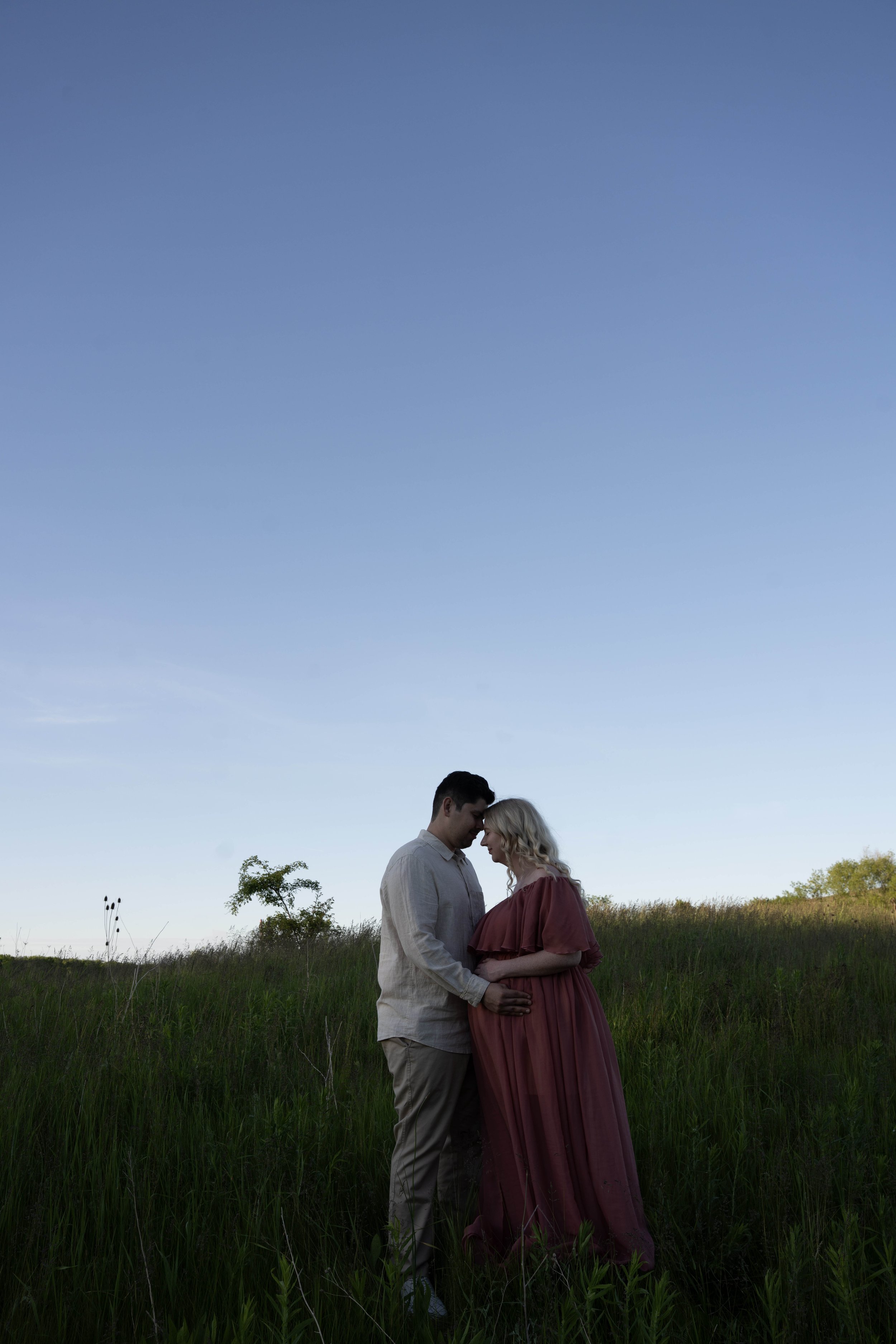 Beautiful outdoor maternity photos capturing the joy and connection of pregnancy in a natural, timeless setting. A relaxed maternity photography session in Niagara, Ontario, filled with soft light, genuine moments, and memories to cherish.
