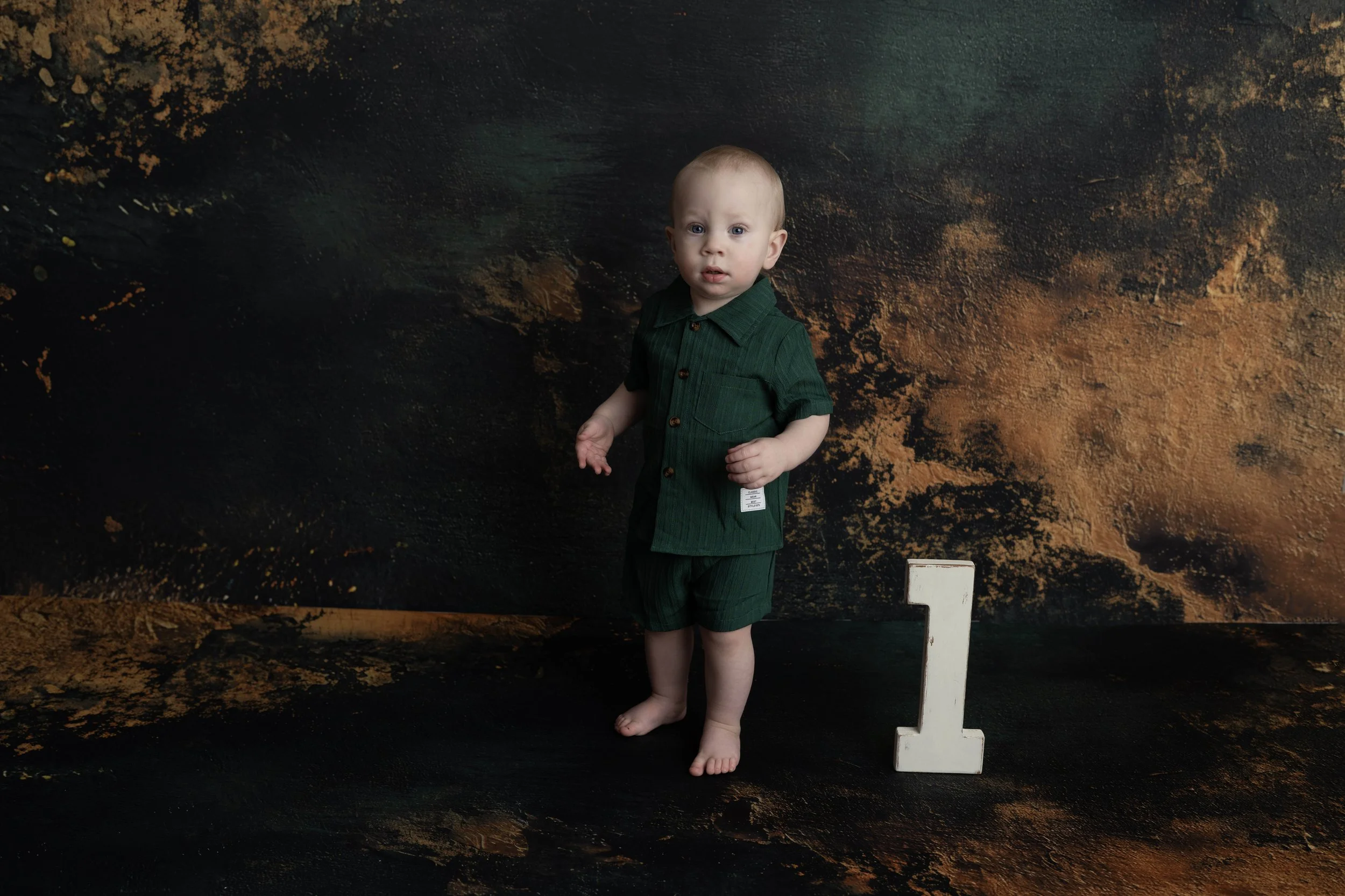 Celebrate your little one’s first birthday with a one year photoshoot in Heart to Heart Photography's Niagara Studio. Choose from a wide variety of themes, backdrops, and outfits, plus enjoy a fun Smash & Splash and optional family photos.