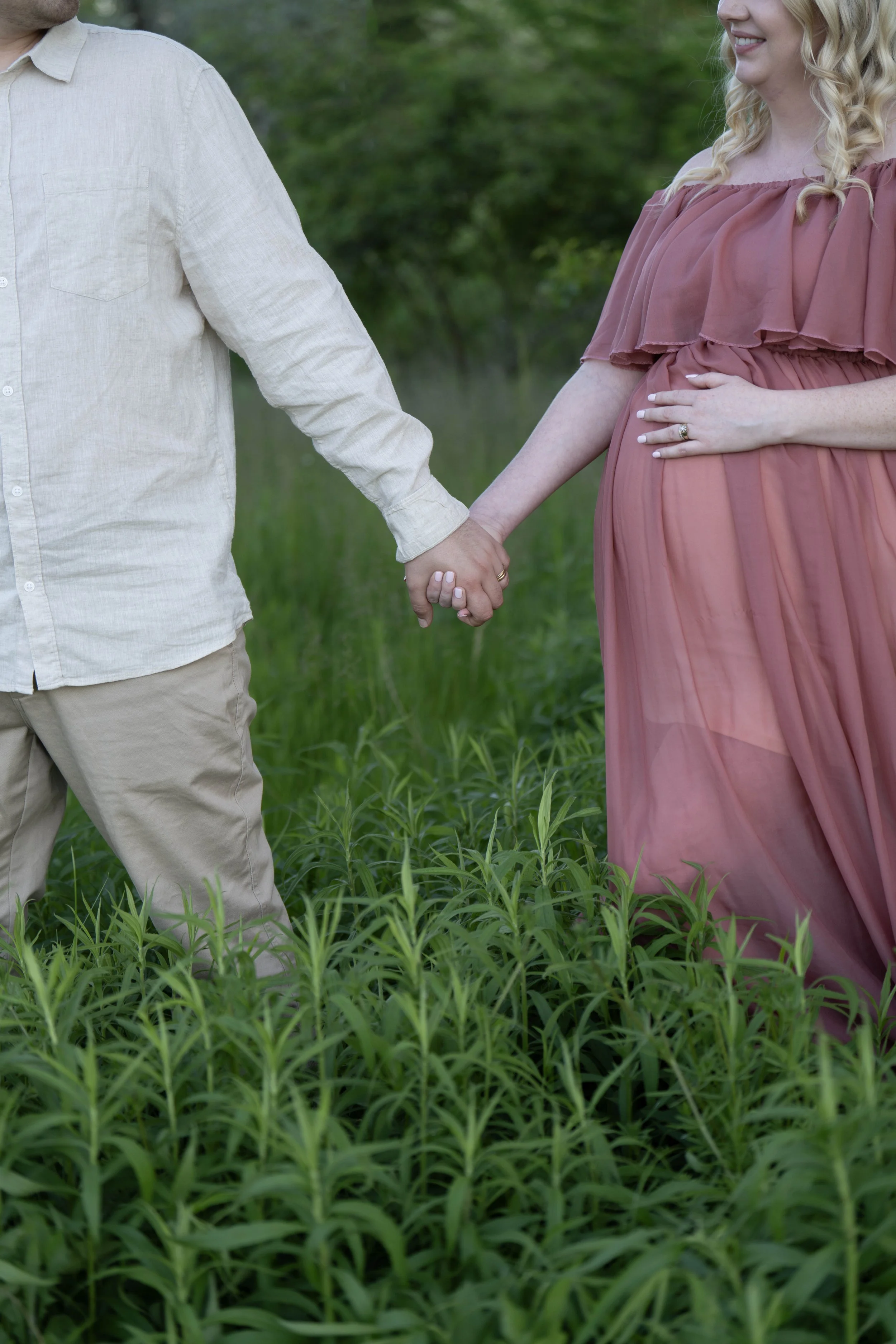 Beautiful outdoor maternity photos capturing the joy and connection of pregnancy in a natural, timeless setting. A relaxed maternity photography session in Niagara, Ontario, filled with soft light, genuine moments, and memories to cherish.