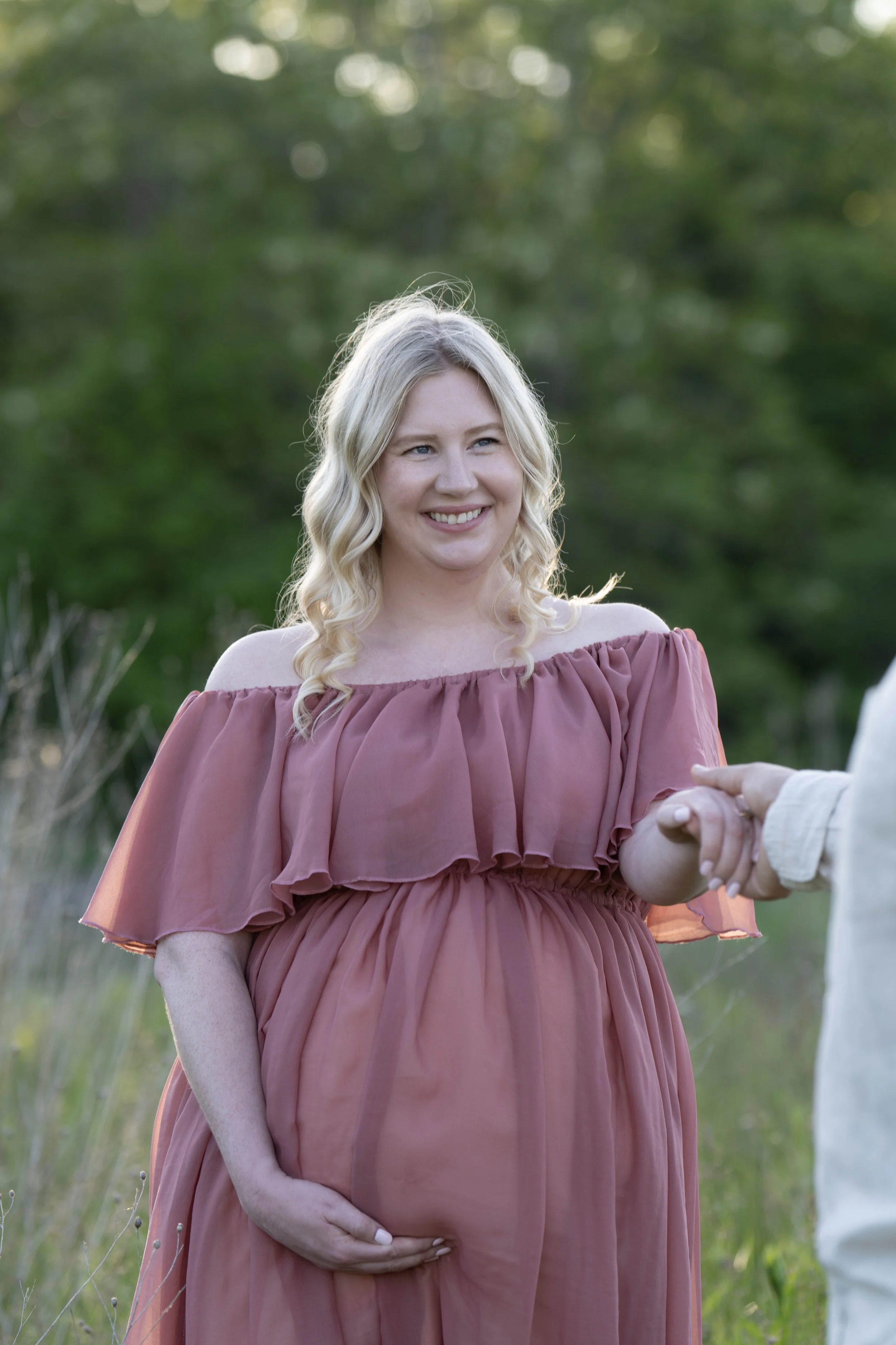 Beautiful outdoor maternity photos capturing the joy and connection of pregnancy in a natural, timeless setting. A relaxed maternity photography session in Niagara, Ontario, filled with soft light, genuine moments, and memories to cherish.