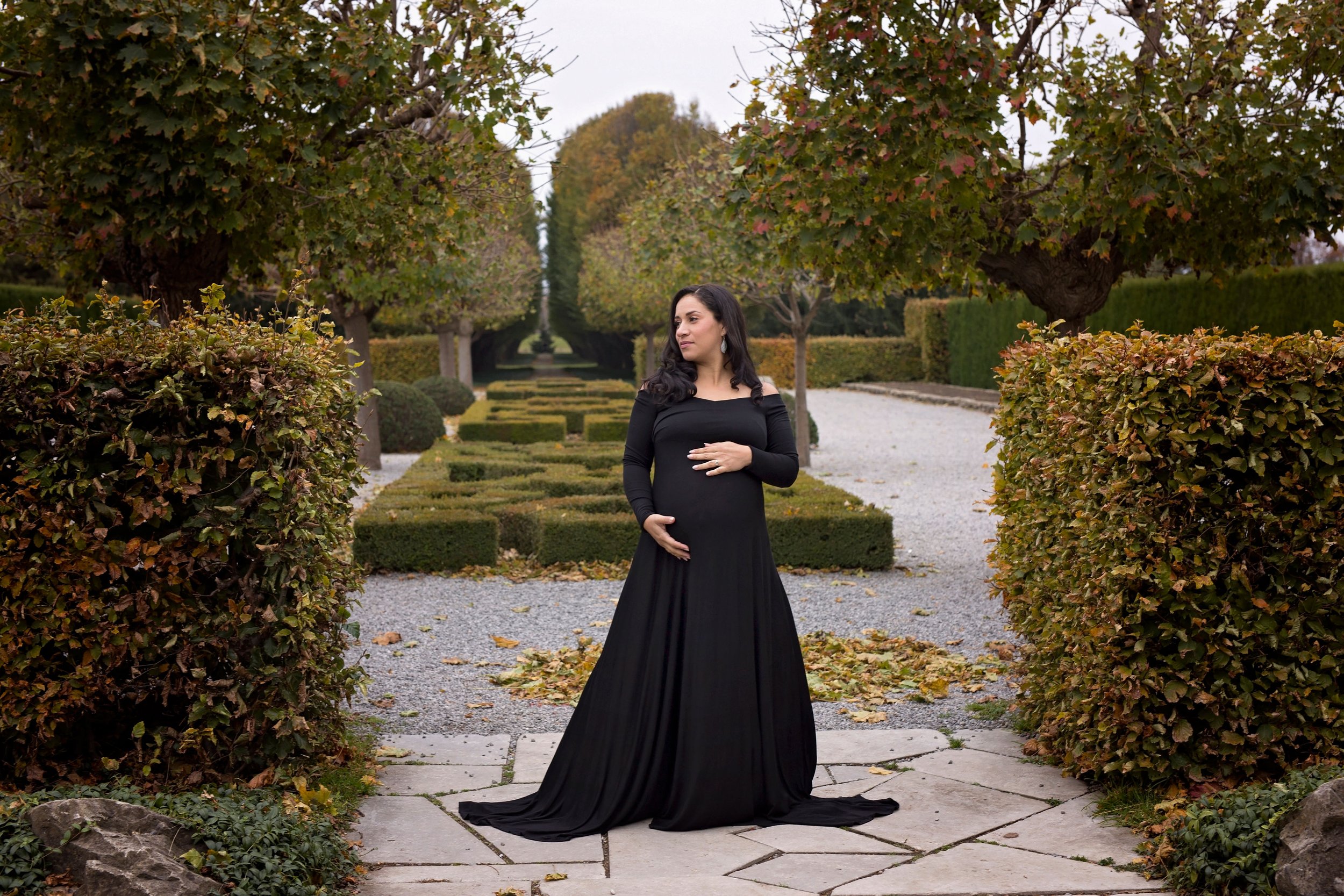 Beautiful outdoor maternity photos capturing the joy and connection of pregnancy in a natural, timeless setting. A relaxed maternity photography session in Niagara, Ontario, filled with soft light, genuine moments, and memories to cherish.
