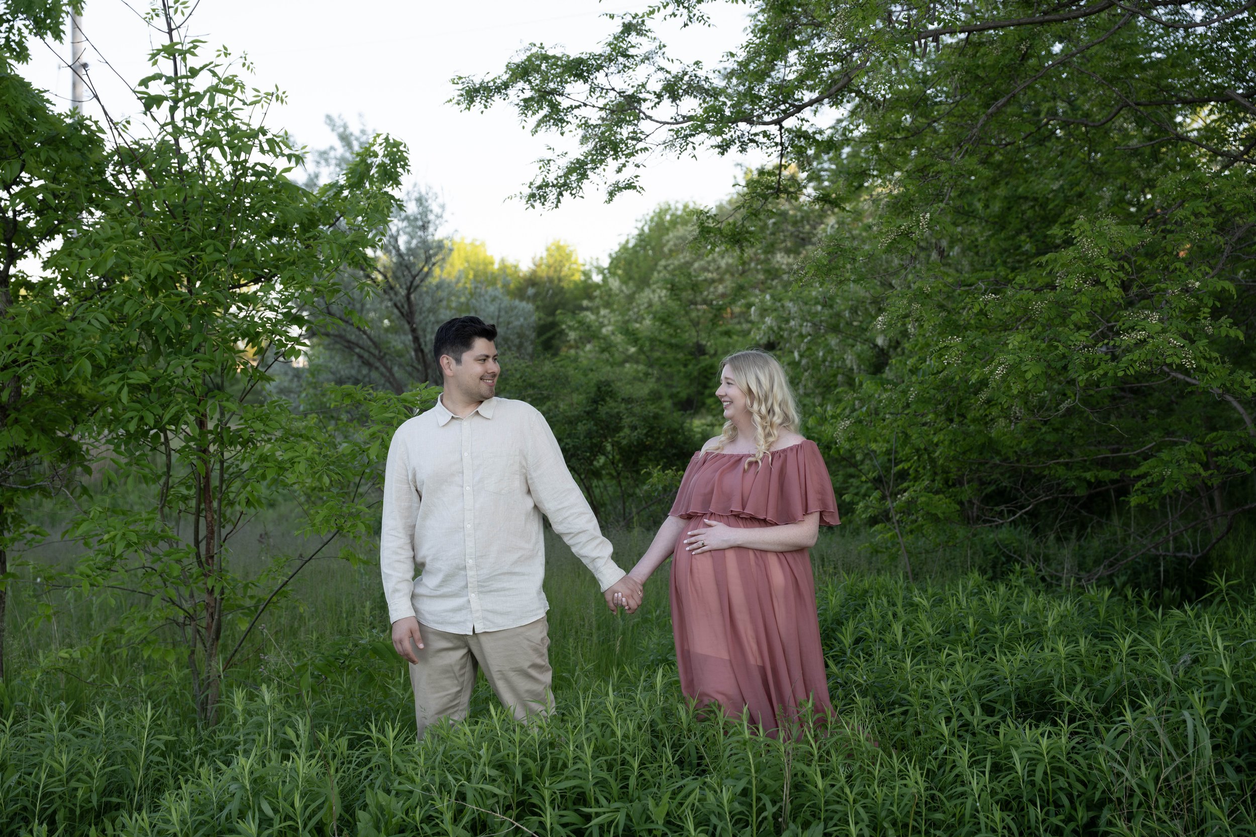 Beautiful outdoor maternity photos capturing the joy and connection of pregnancy in a natural, timeless setting. A relaxed maternity photography session in Niagara, Ontario, filled with soft light, genuine moments, and memories to cherish.