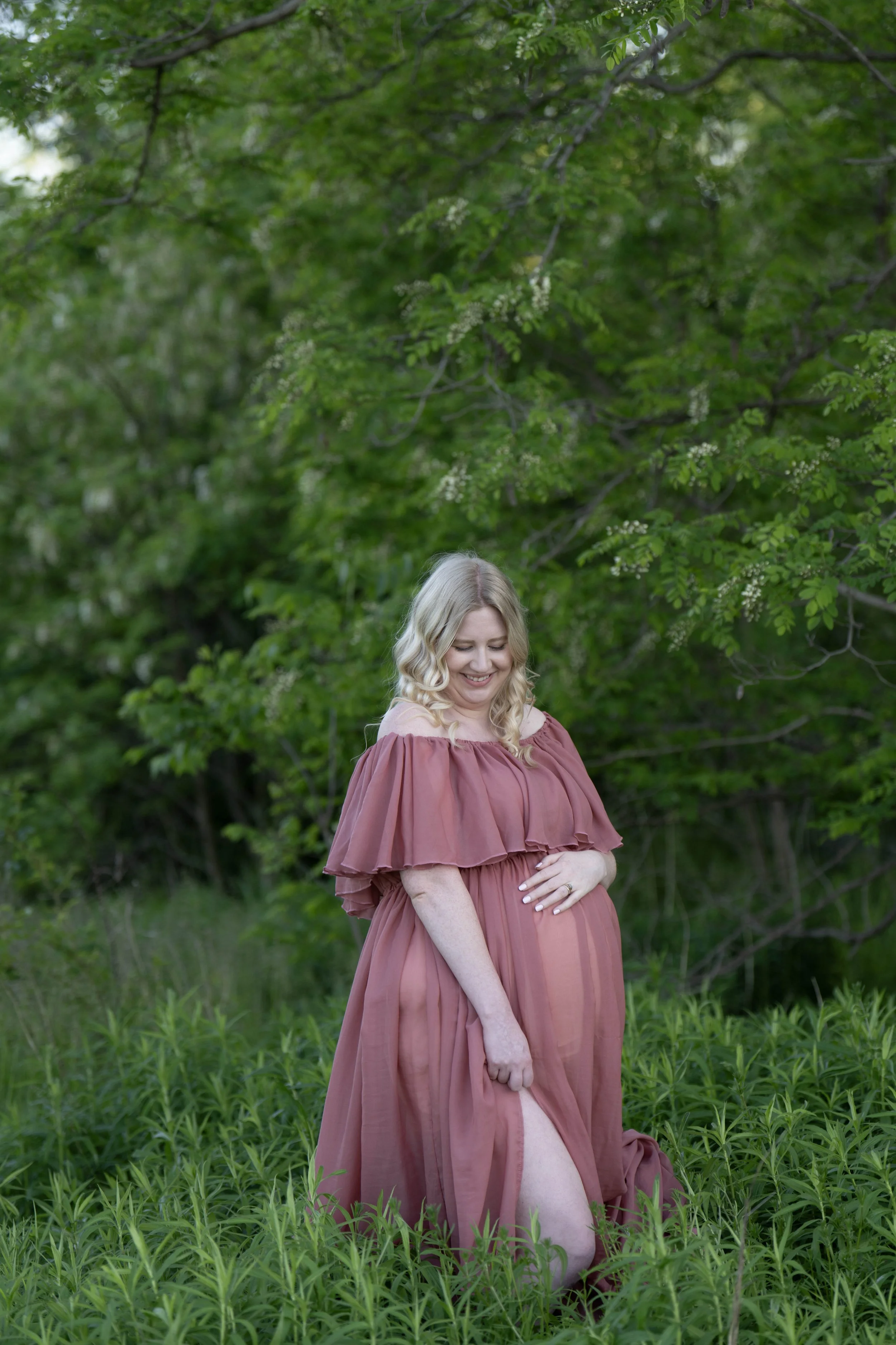 Beautiful outdoor maternity photos capturing the joy and connection of pregnancy in a natural, timeless setting. A relaxed maternity photography session in Niagara, Ontario, filled with soft light, genuine moments, and memories to cherish.