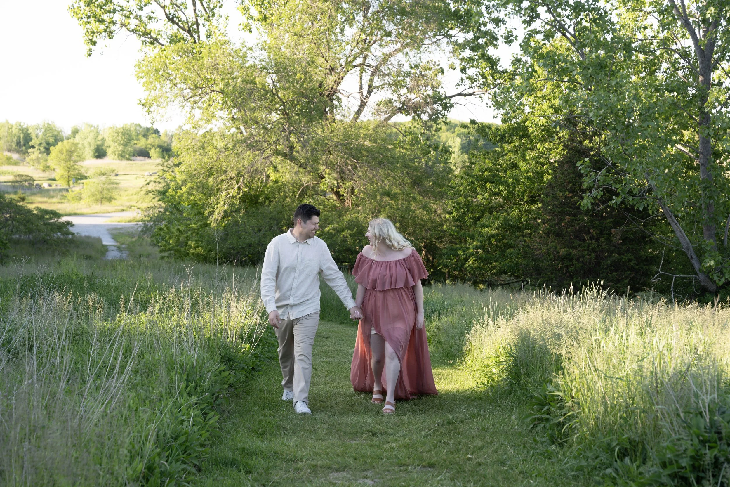 Beautiful outdoor maternity photos capturing the joy and connection of pregnancy in a natural, timeless setting. A relaxed maternity photography session in Niagara, Ontario, filled with soft light, genuine moments, and memories to cherish.