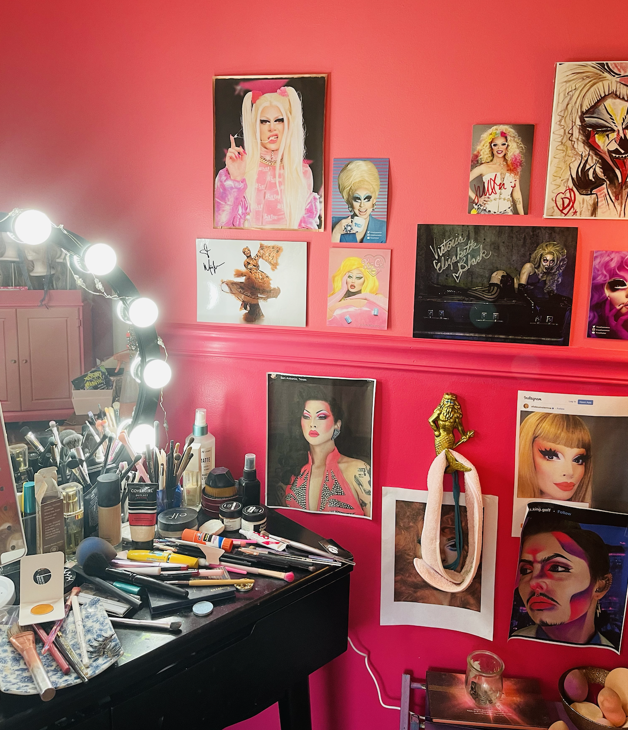 A picture of Cartier's drag-room with bright pink walls
