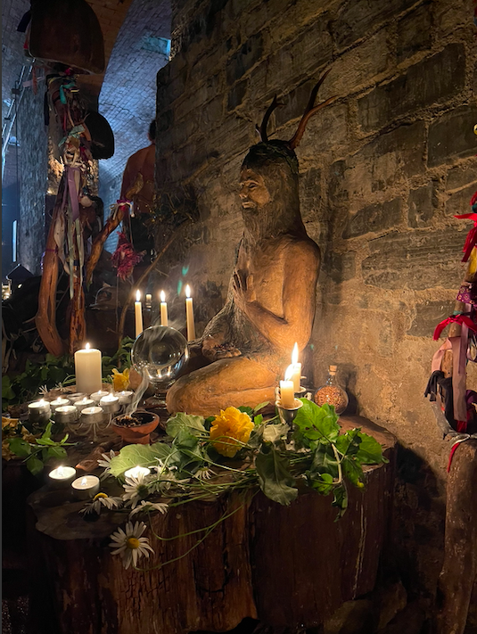 Altar to the King of Faeries.png