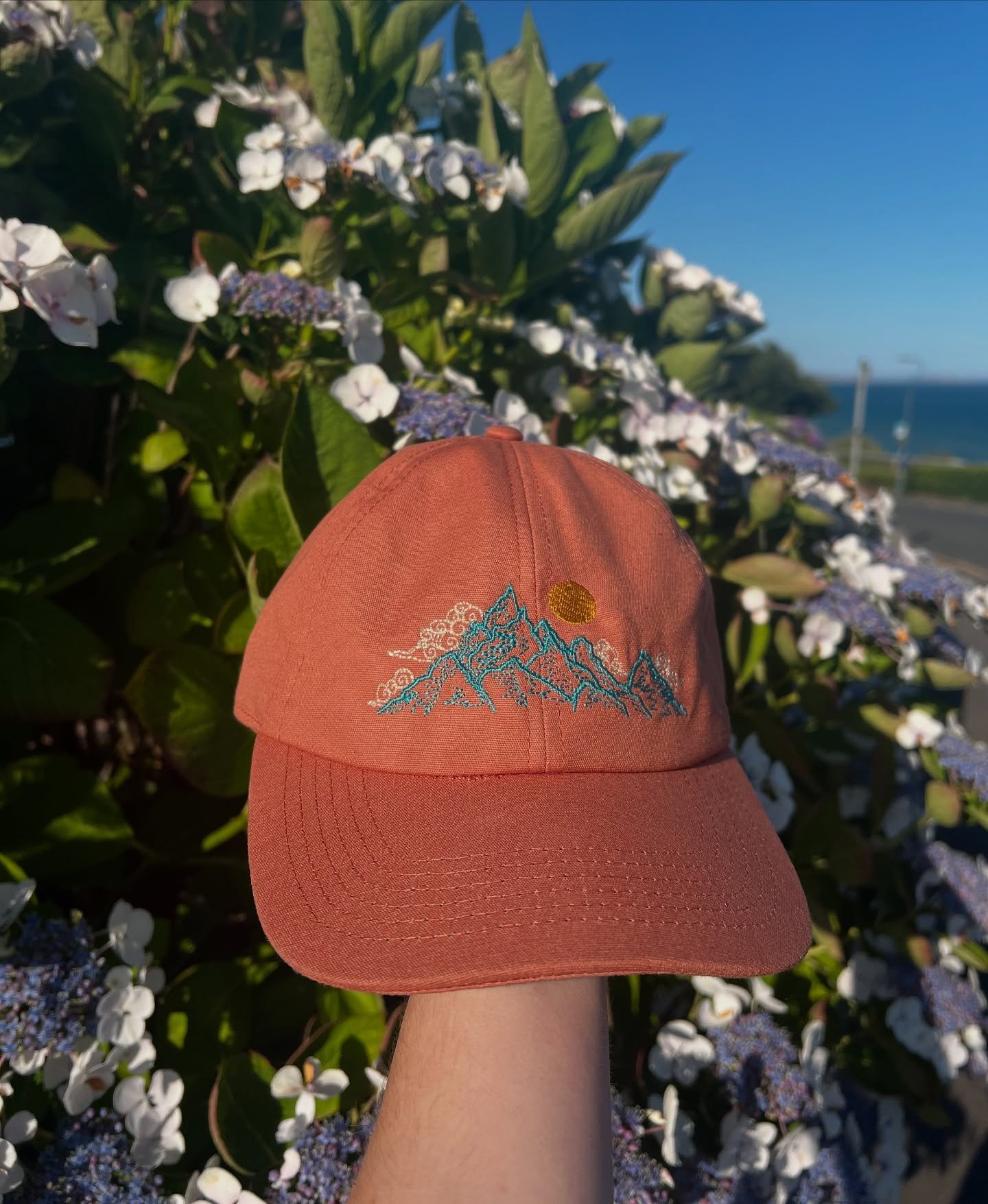 Been absolutely loving taking all of my caps &amp; bucket hats with me on my beach adventures recently🌞 nothing better than enjoying the sun while sharing my art🥰
