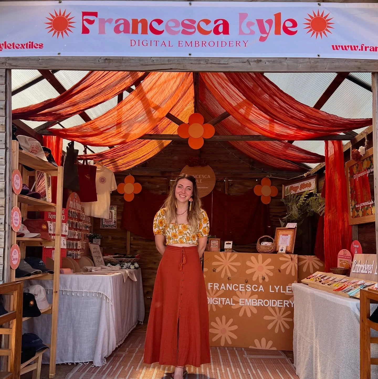 Welcome to the orange zone🌞 my favourite @victoriousfestival set up ever!🥰 love being in these huts in the @portsmouthcreates market area😍 come say hi!!

Banner from @sailflags 🎉