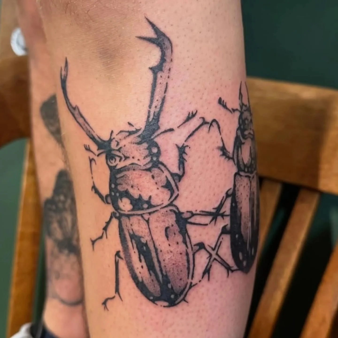 Tattoo by @booker_teeth_tattoo 
#bettletattoo #bugtattoo #blackworktattoo #olympiatattoo #olympia