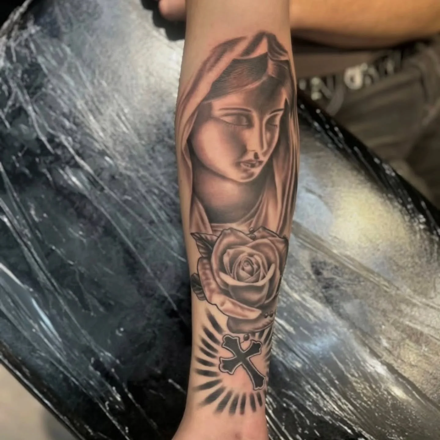 Tattoo by @bigmark.tattooer 

#blackandgreytattoo #guadalupe #olympiatattoo #olympiawa #crosstattoo