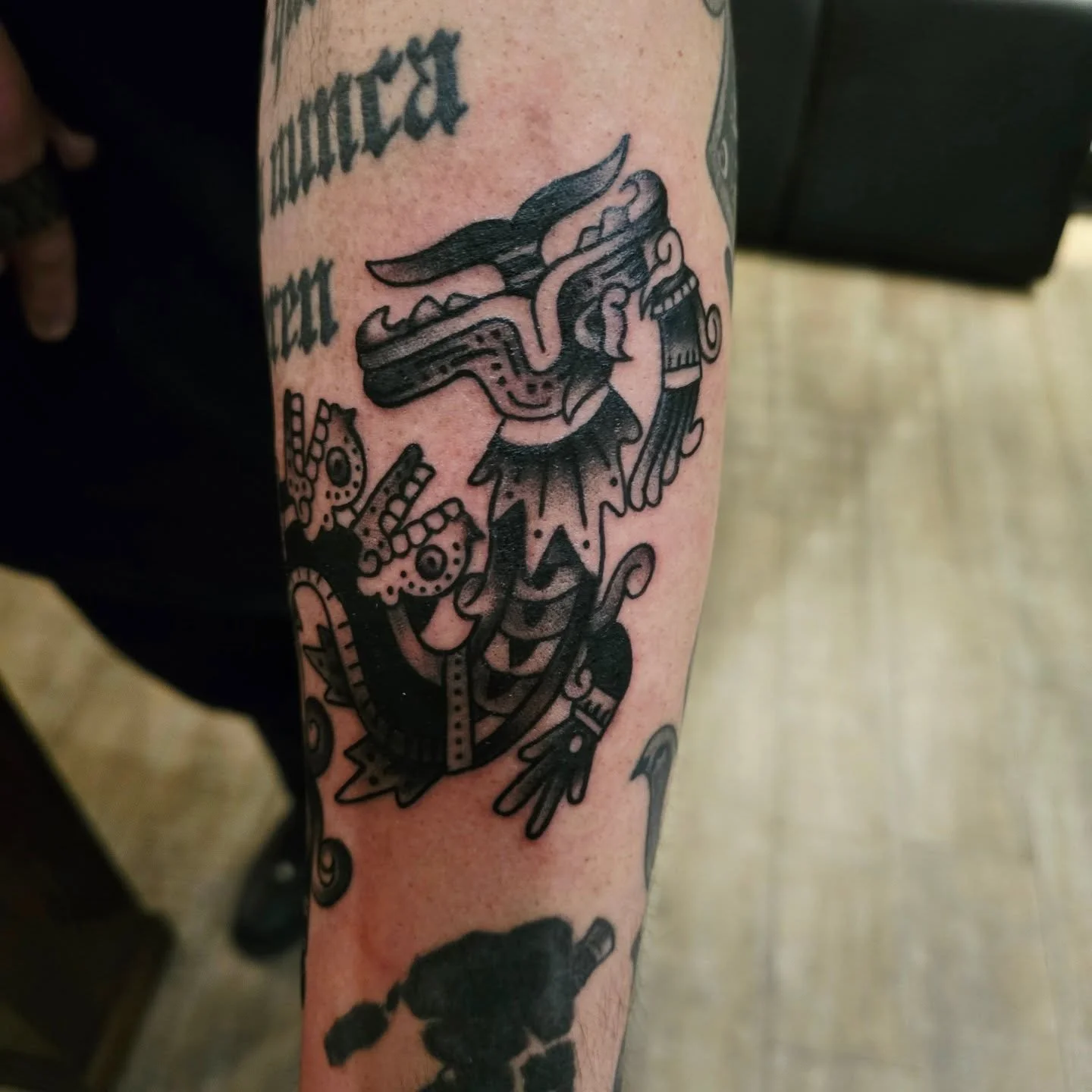 Tattoo by @a.pecantattoo 

#quetzalcoatltattoo #traditionaltattoo #blackworktattoo #olympiatattoo #olympiawa