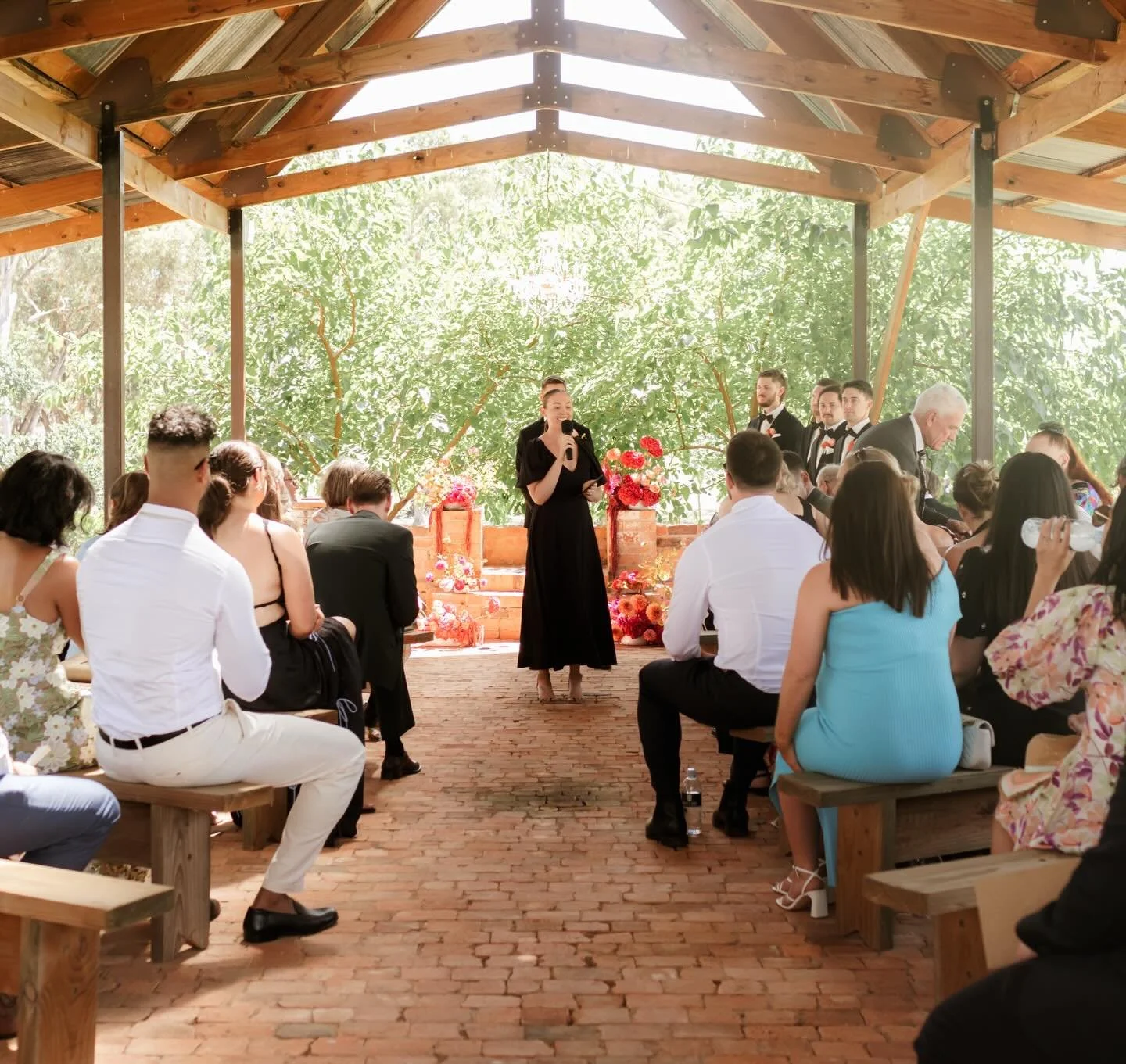 A quick moment to gather everyone, set the tone, and let you know what&rsquo;s ahead&hellip;
Then we dive straight into the magic ✨

📷 @nikkimccronephotography