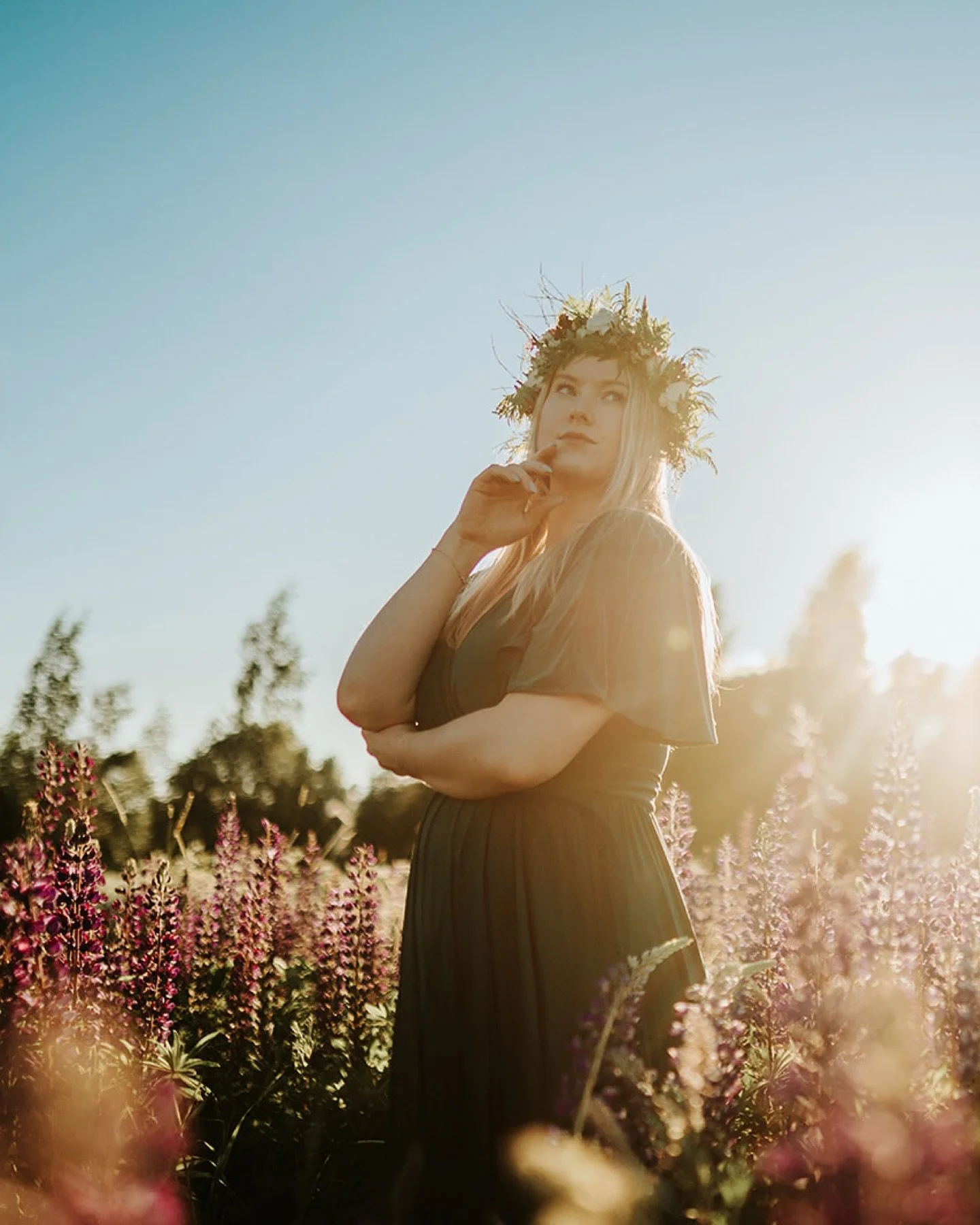 💜Viime kes&auml;n lupiinihetki&auml; 💜

N&auml;m&auml; kuvat on napattu minikuvauksessa ihan v&auml;h&auml;n ennen juhannusta, kun lupiinit kukki hurjana ja ilta-aurinko helli kauniisti. Kukkaseppele p&auml;&auml;ss&auml; ja @lainarekki mekon helma