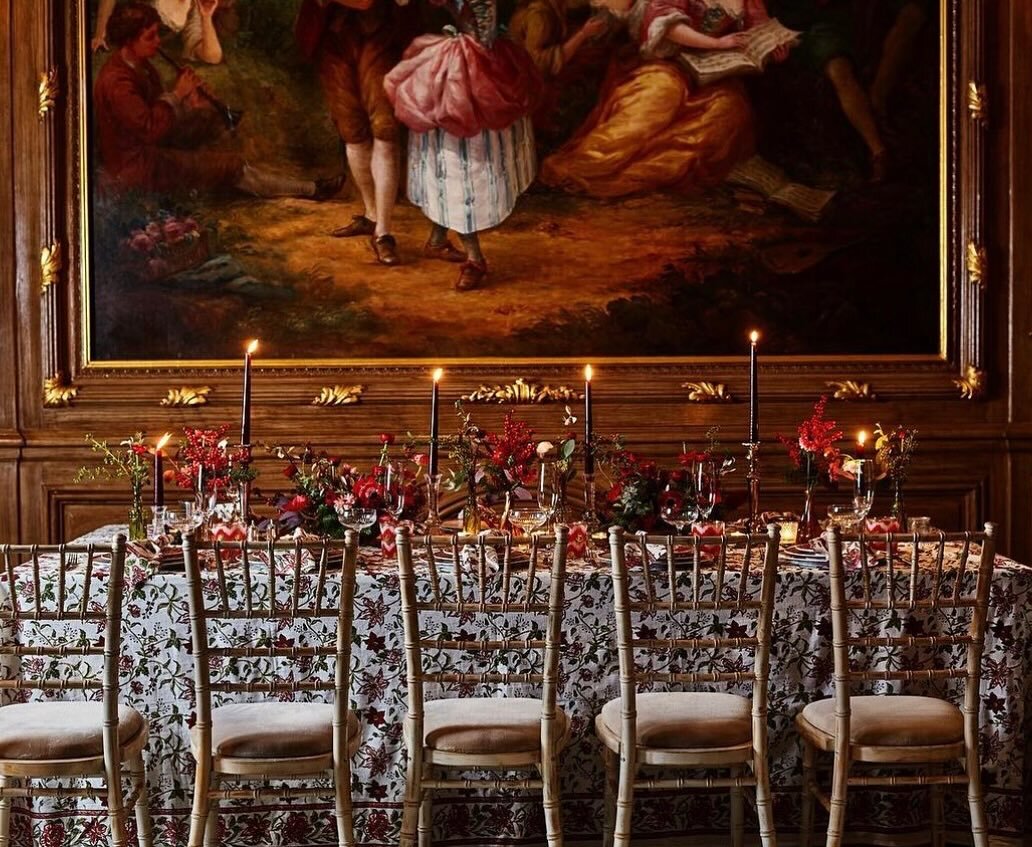 A moody scene sets the tone for this tablescape and commands the attention of the room in this legendary London hotel, Claridges. We love the full scale artwork serving as a backdrop to the table&rsquo;s opulence, capturing everything but an understa