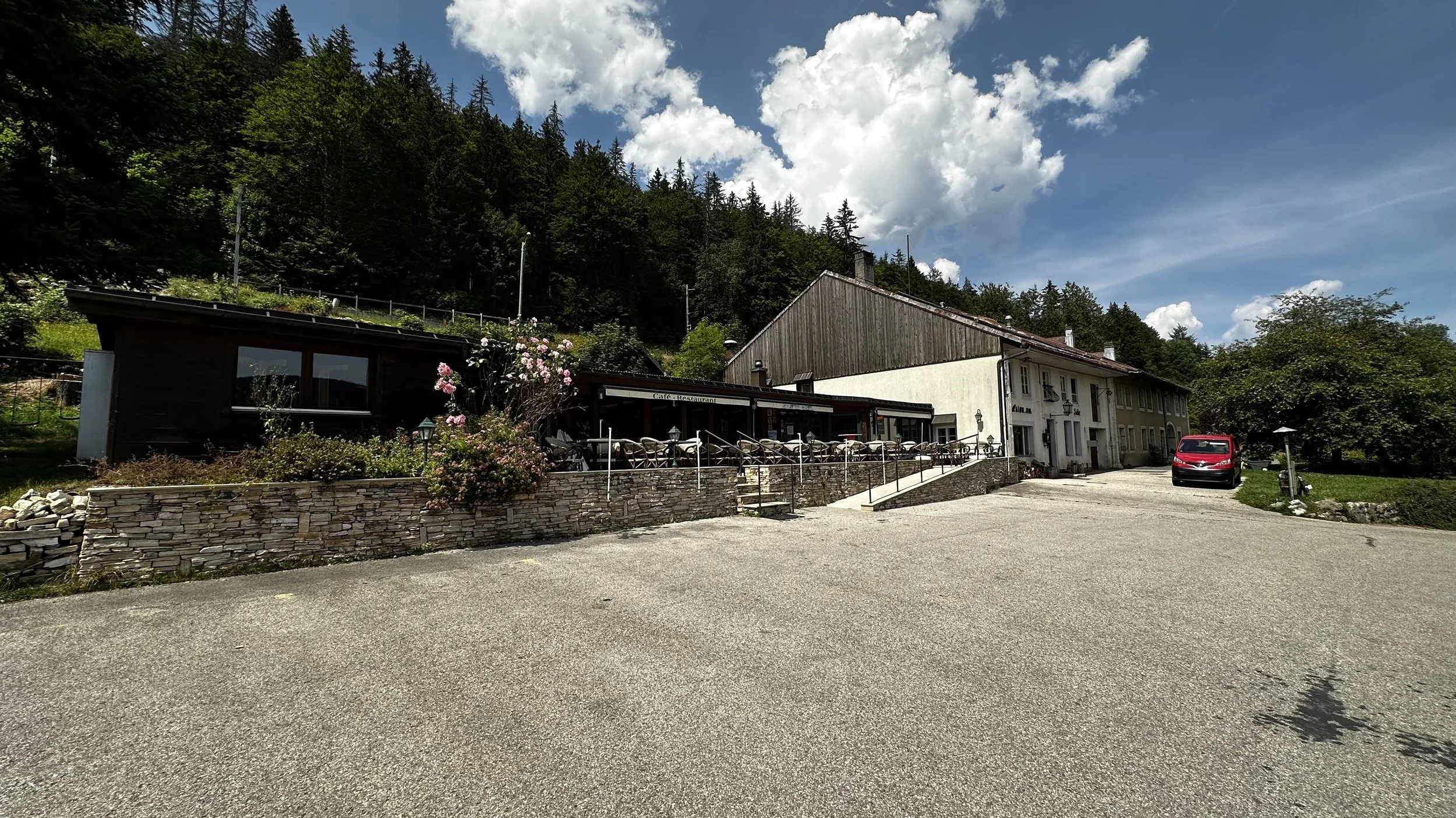 Bâtiment commercial et résidentiel - Les Esserts-de-Rive
