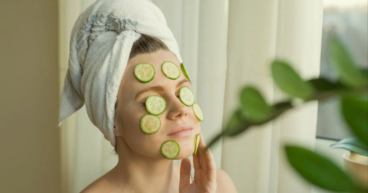  Aplicarea de felii de castravete pe față ajută la îmbunătățirea aspectului tenului, hidratează în profunzime și are un efect revigorant. 