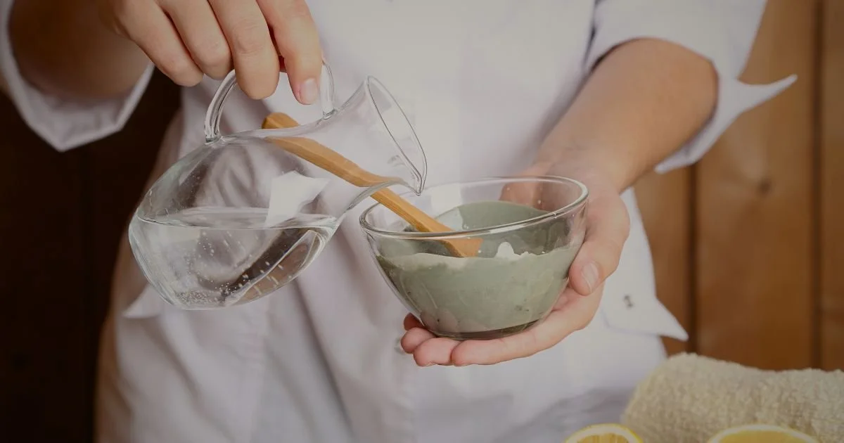 Masca cu argilă verde reducere excesul de sebum și curăța porii în profunzime.
