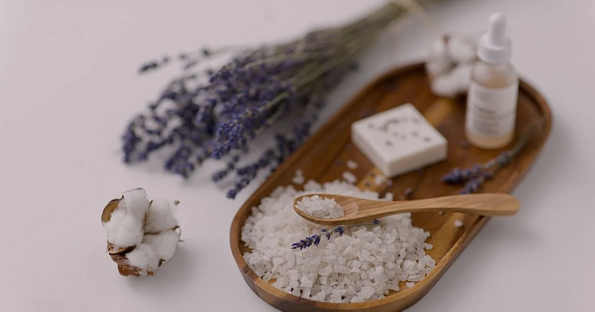  Sarea Epsom ajută la relaxarea musculară, reduce stresul și are proprietăți detoxifiante asupra pielii. 