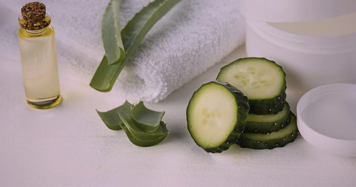 Aplicarea de felii de castravete pe față este remediu cunoscut pentru stimularea producției naturale de colagen.