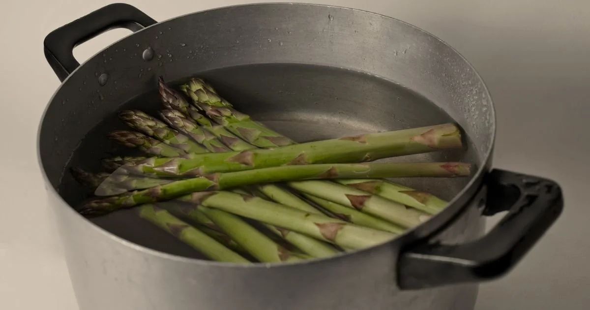  Sparanghelul susține sănătatea cardiovasculară datorită conținutului bogat vitamine și nutrienți esențiali pentru o inimă sănătoasă. 