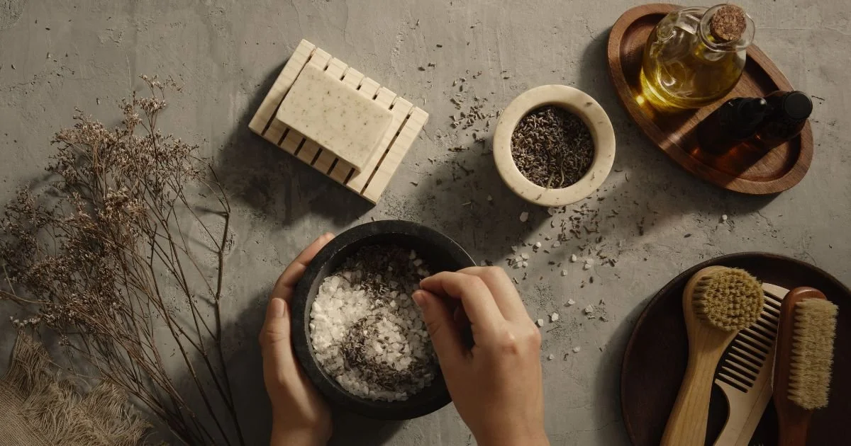 Băile cu plante medicinale sunt ca un ritual de purificare și relaxare pentru piele și suflet, având multiple beneficii pentru sistemul nervos.