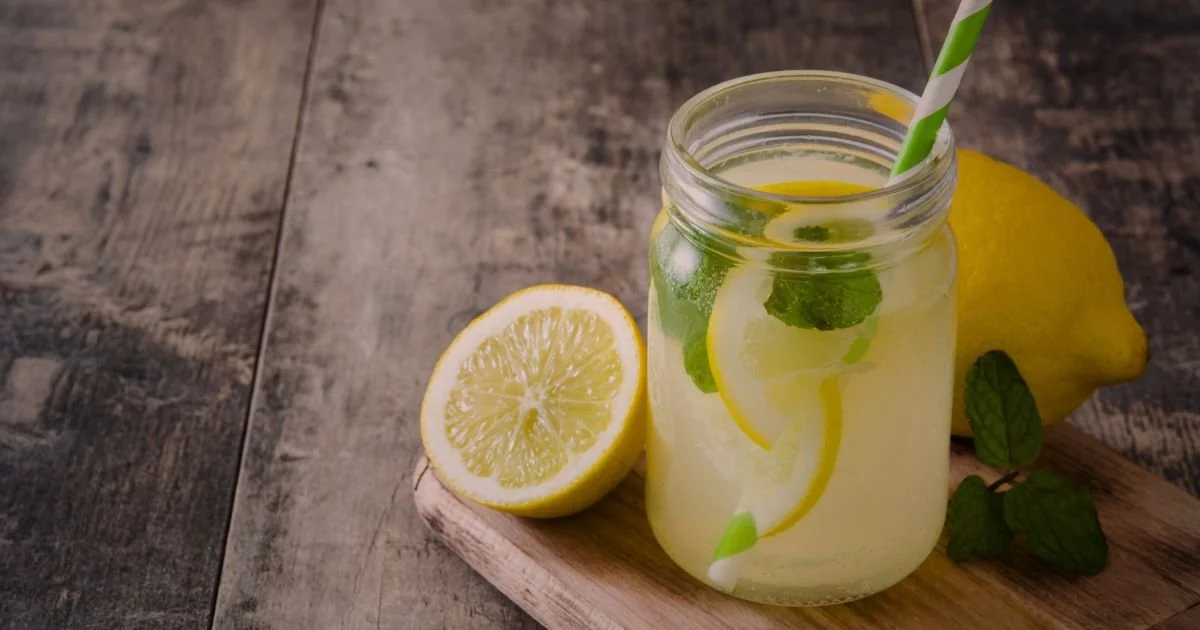 Limonada consumată dimineața susține digestia, hidratarea și starea generală de bine pe tot parcursul zilei.