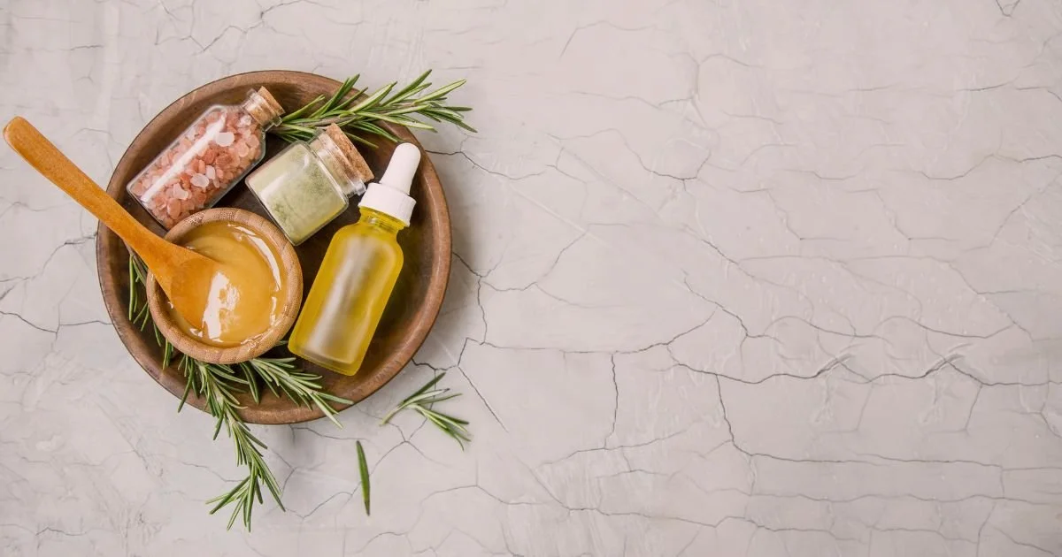 În rutina de îngrijire pentru menținerea frumuseții holistice, uleiurile esențiale, cremele și măștile naturale sunt produse esențiale pentru menținerea tenului sănătos.