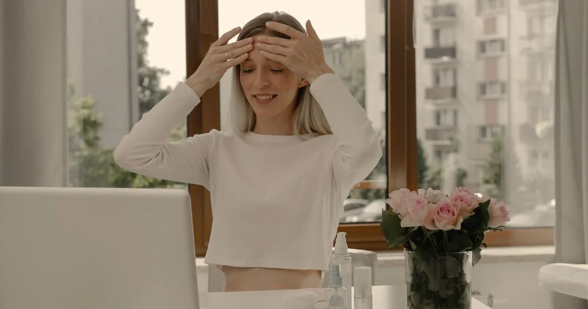  Masajul facial și presopunctura ajută la eliminarea stresului, durerilor de cap, migrenelor și tensiunii din zona maxilarului. 