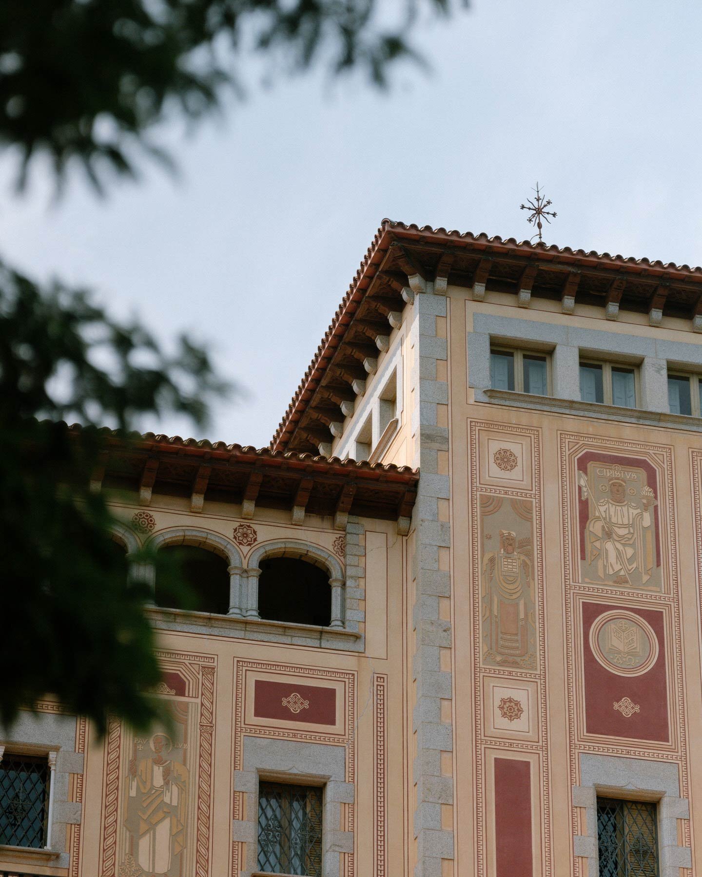 a close up of the Bell Reco's facade