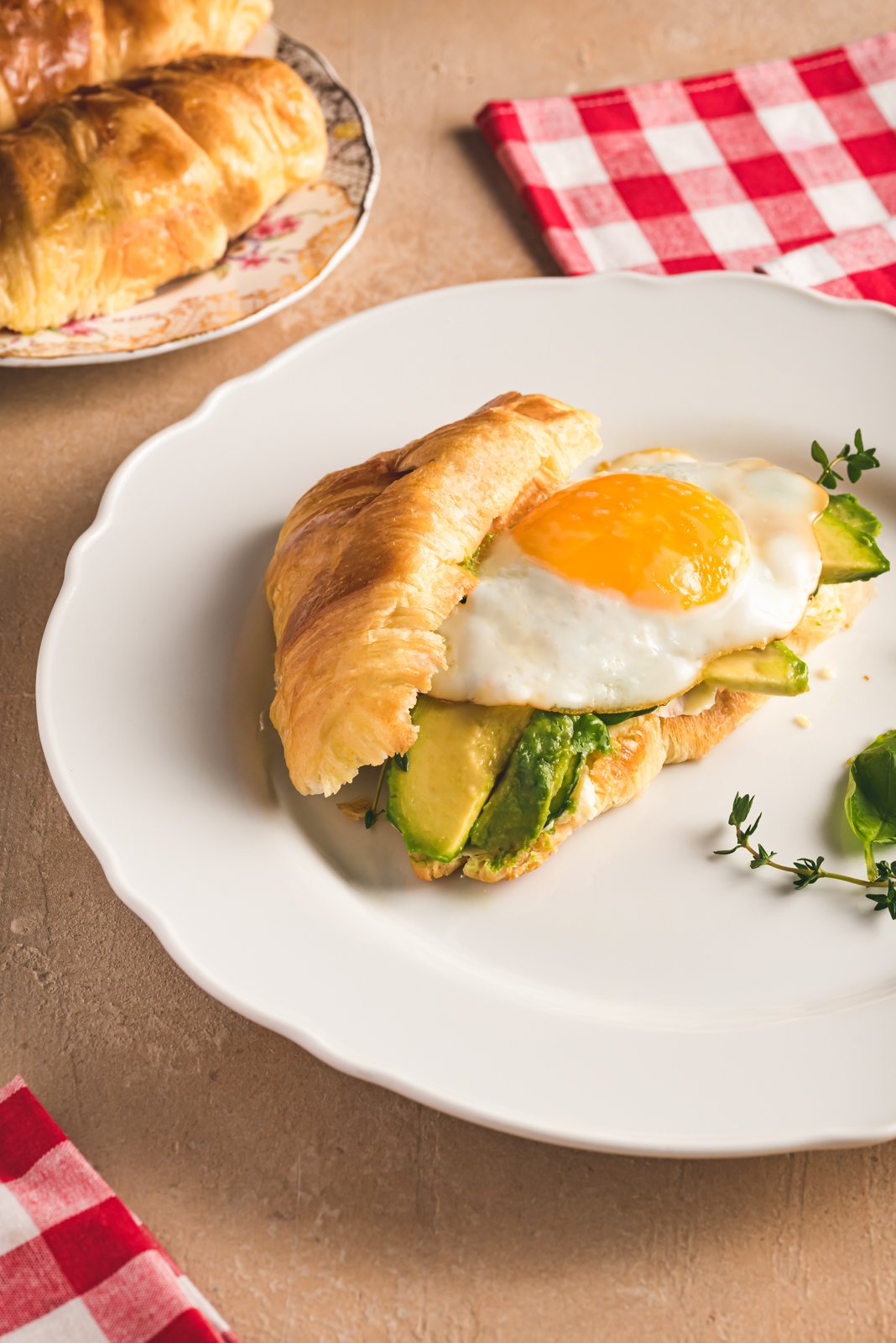 Avocado and eggs croissant, WEB.jpg