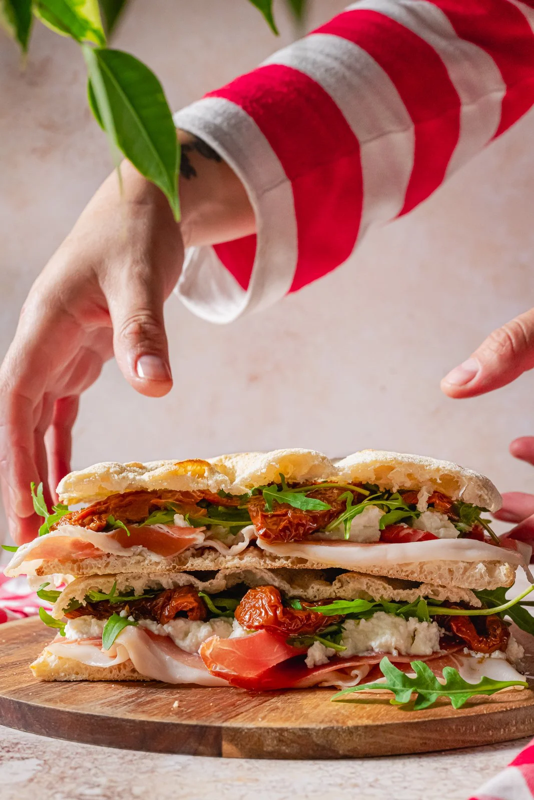 Pinsa bread sandwich, grabbing, WEB.jpg