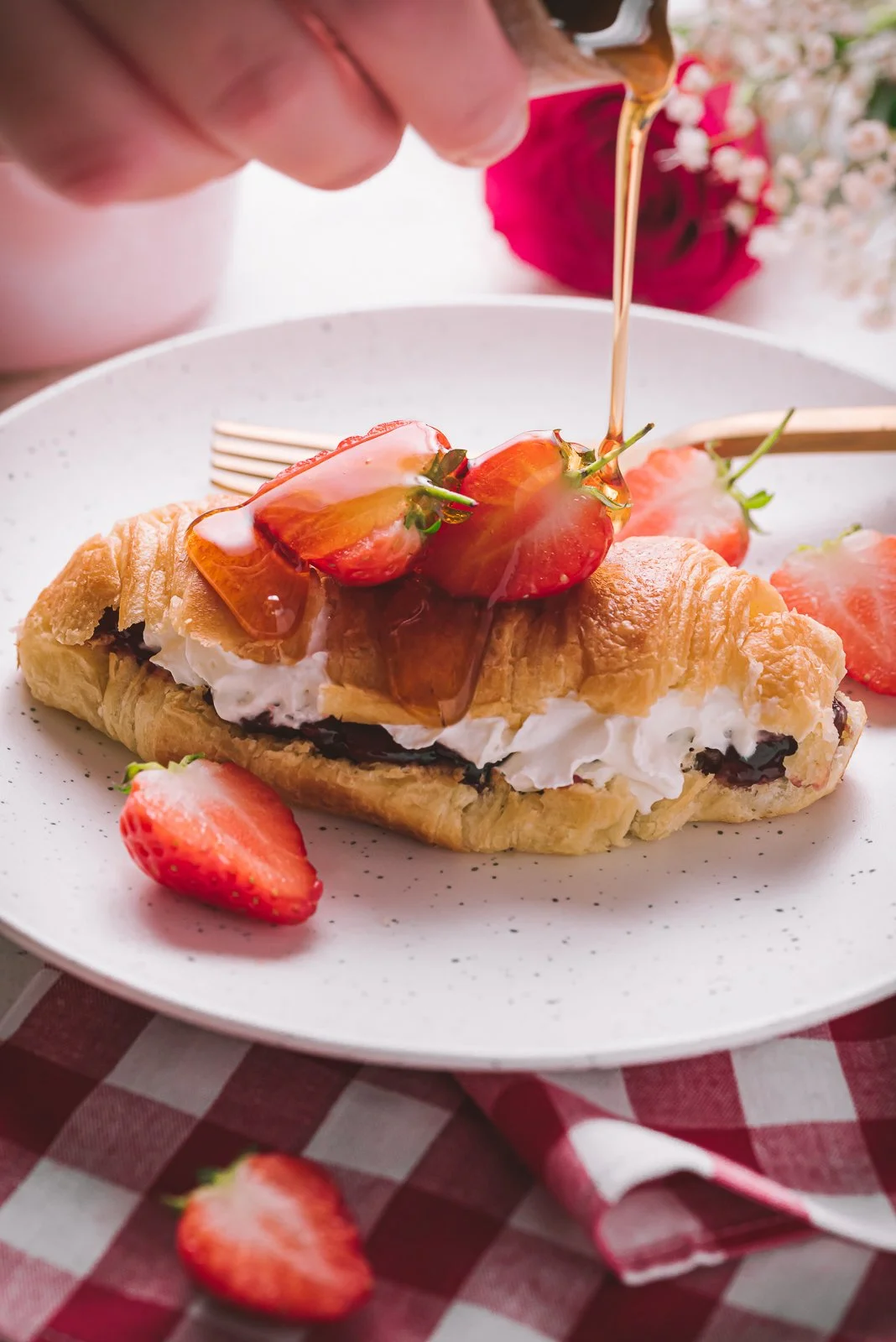 Strawberry&Cream croissant - syrup, WEB.jpg