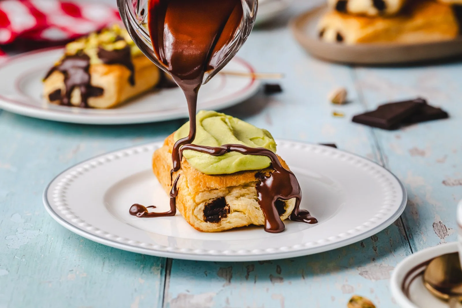 Dubai-style pain au chocolat, pouring, landscape, WEB.jpg