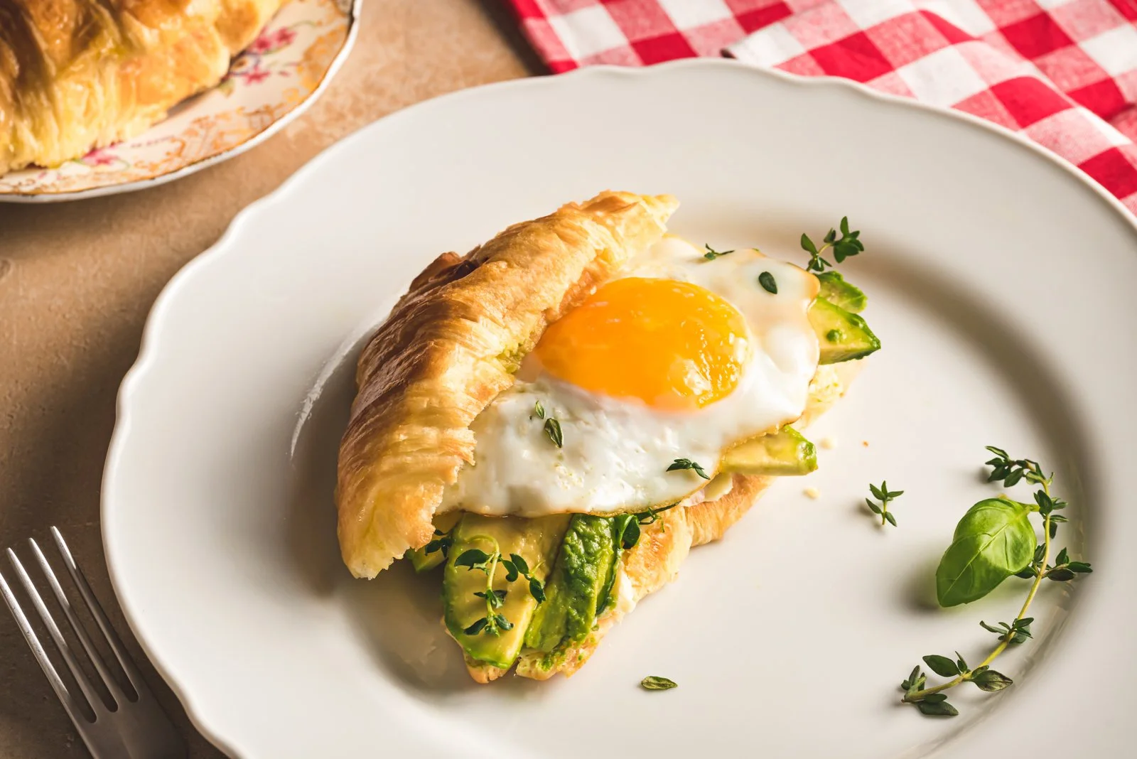 Avocado and eggs croissant - extra, WEB.jpg