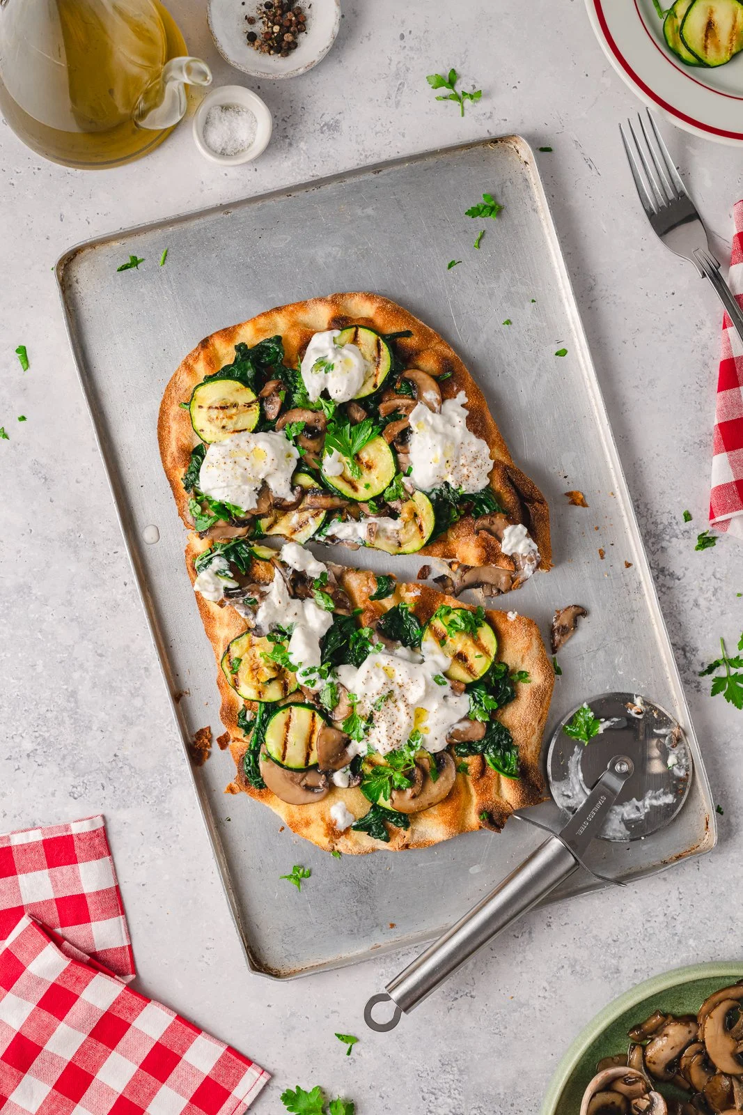 Veggie pinsa bread, flatlay, WEB.jpg