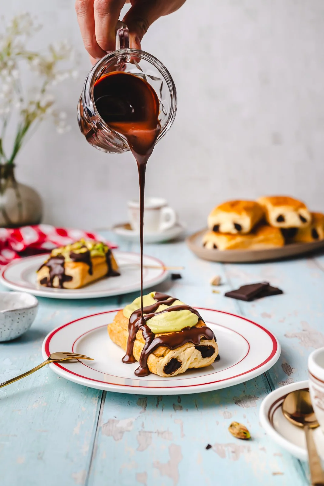 Dubai-style pain au chocolat, pouring, WEB.jpg