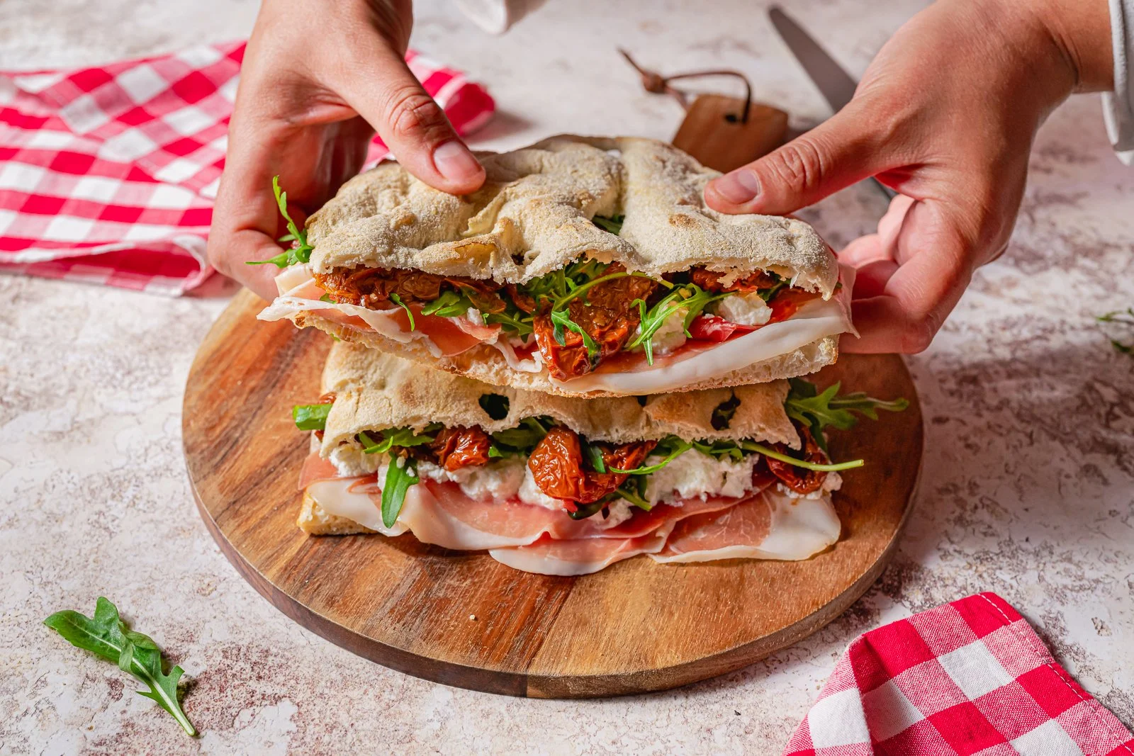 Pinsa bread sandwich, grabbing, landscape, WEB.jpg