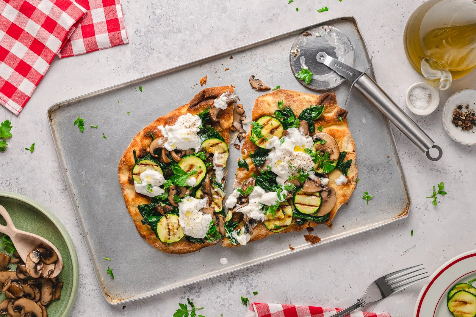 Veggie pinsa bread, flatlay, landscape, WEB.jpg