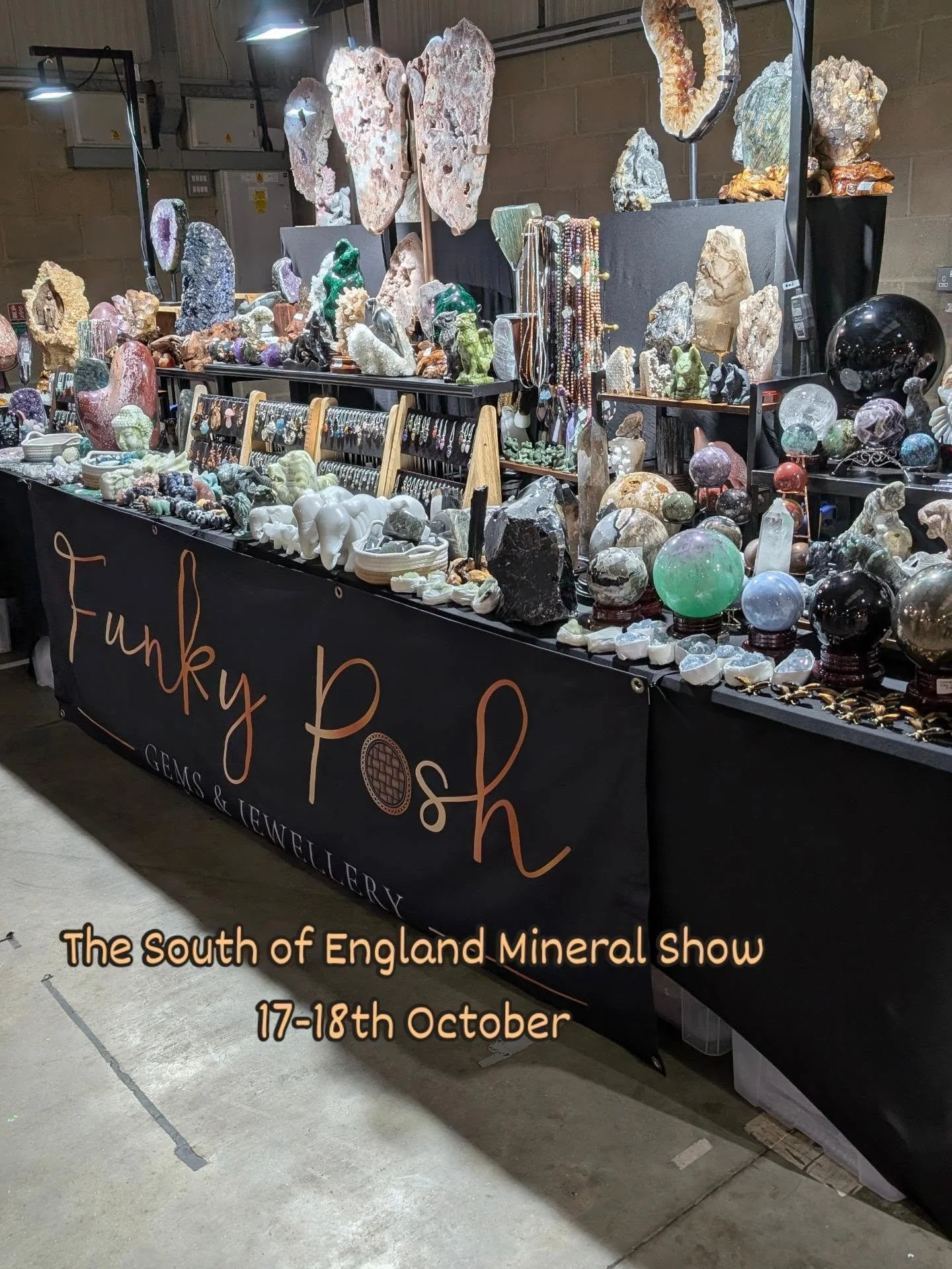 We are all set up and ready for you at The South of England Mineral Show at The South of England Showground in Ardingly. This is a sneak peak at half of our table 🎉
We look forward to seeing you there tomorrow 🙌🥰🙏

#mineralevent 
#MineralShow 
#c