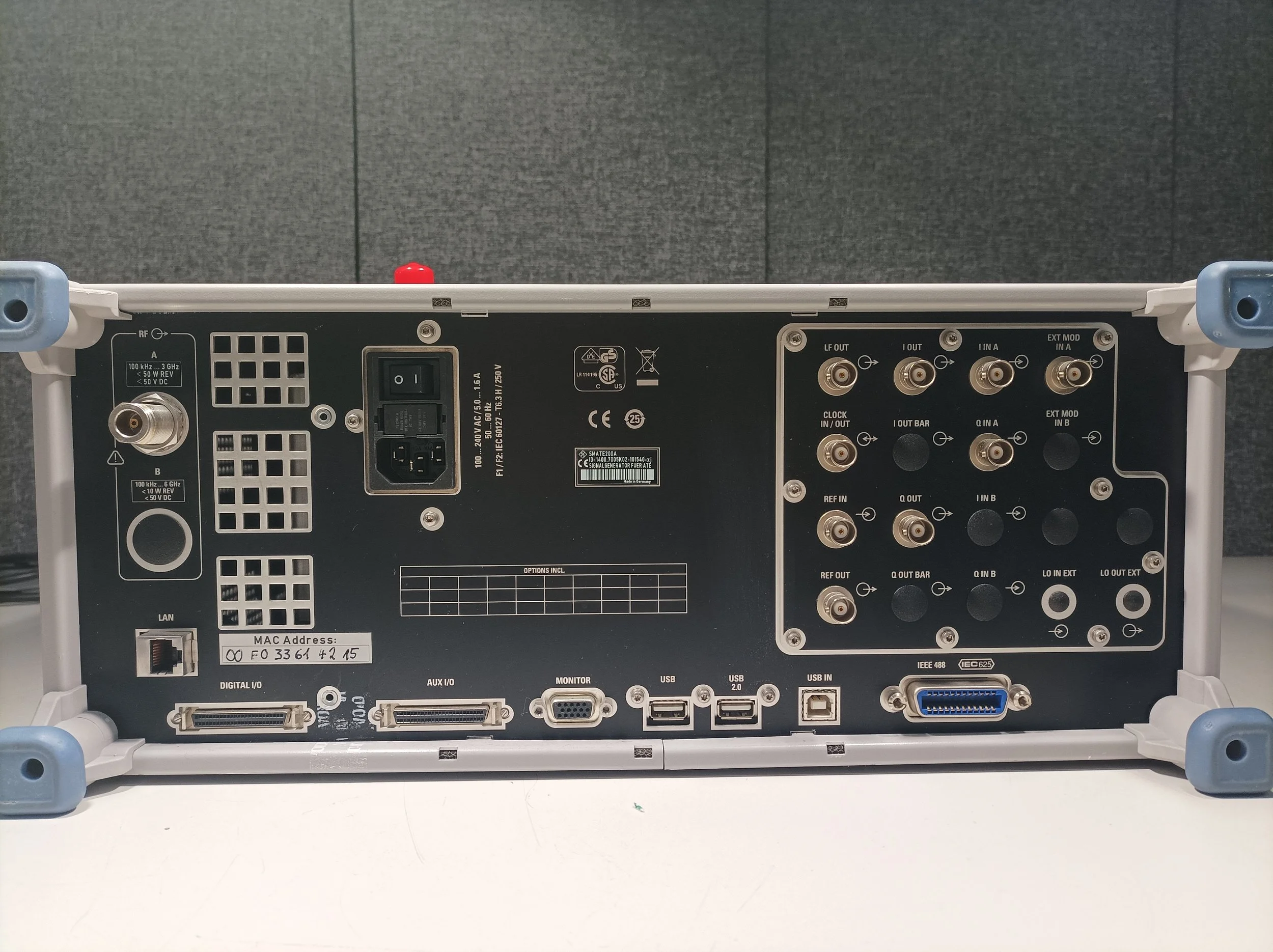 Rohde & Schwarz SMATE200A, Vector Signal Generator, 100kHz-6GHz, loaded with options 101540#