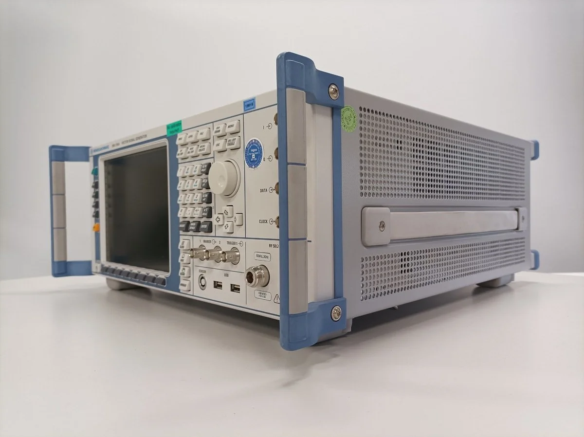 Rohde & Schwarz SMU 200A Vector signal generator OPT: B10, B13, K55 #