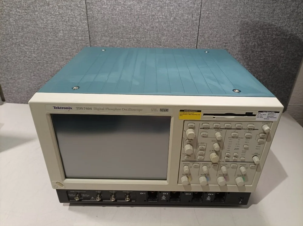 Tektronix TDS 7404, Digital Phosphor Oscilloscope #
